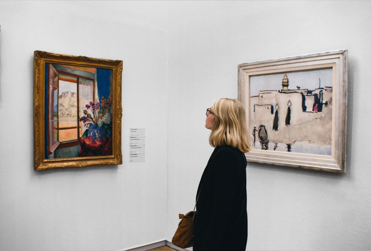 vrouw in een museum kijkt naar kunst smaak