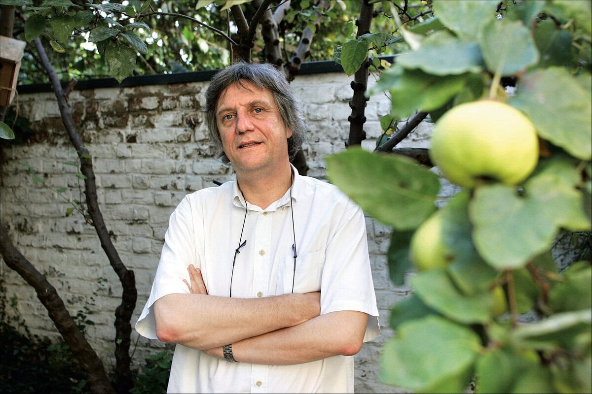 filosoof en psychoanalyticus Philippe Van Haute in een tuin met appelboom