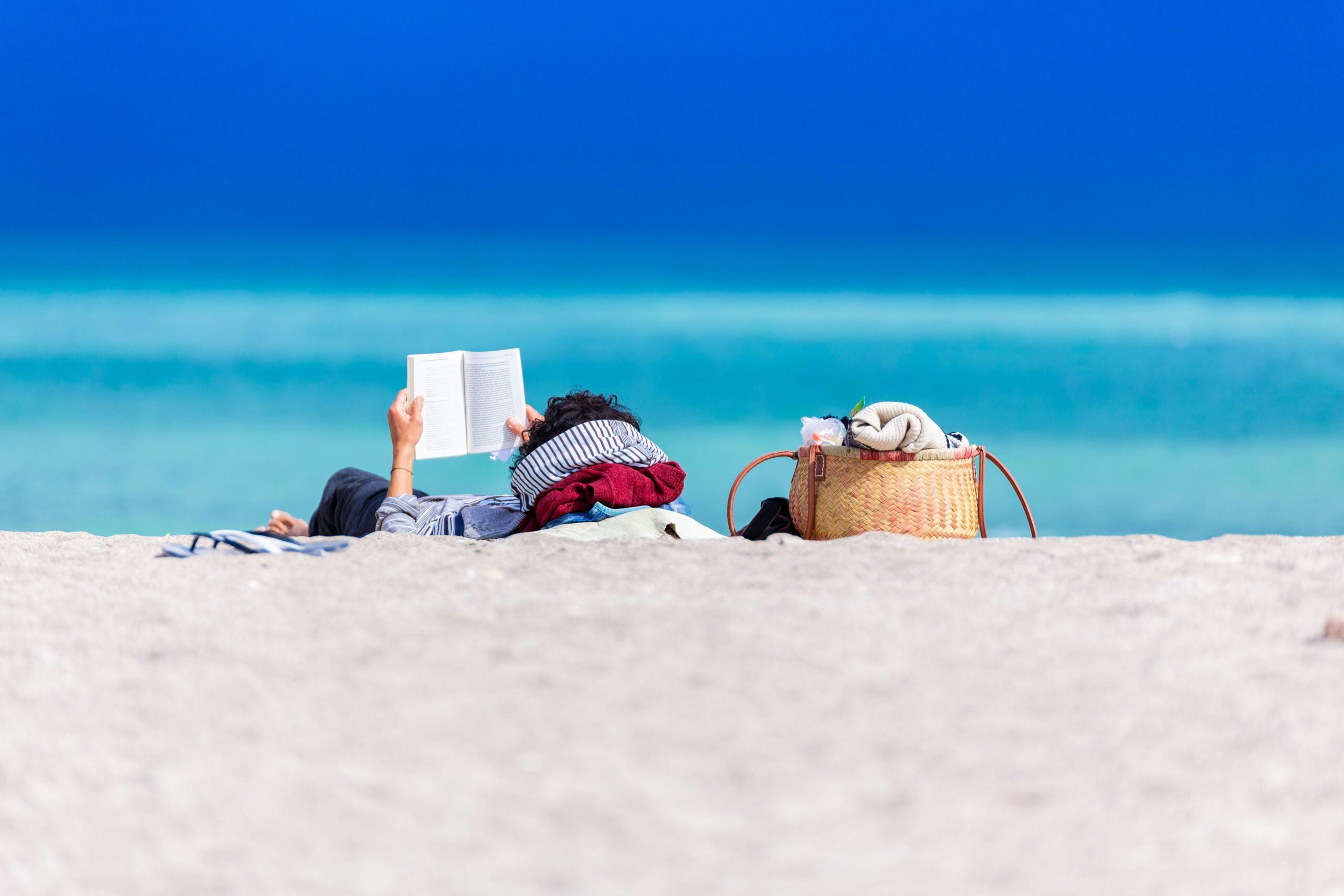 filosofische romans lezen op het strand vakantie