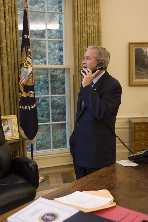 president George Bush aan de telefoon in het Witte Huis
