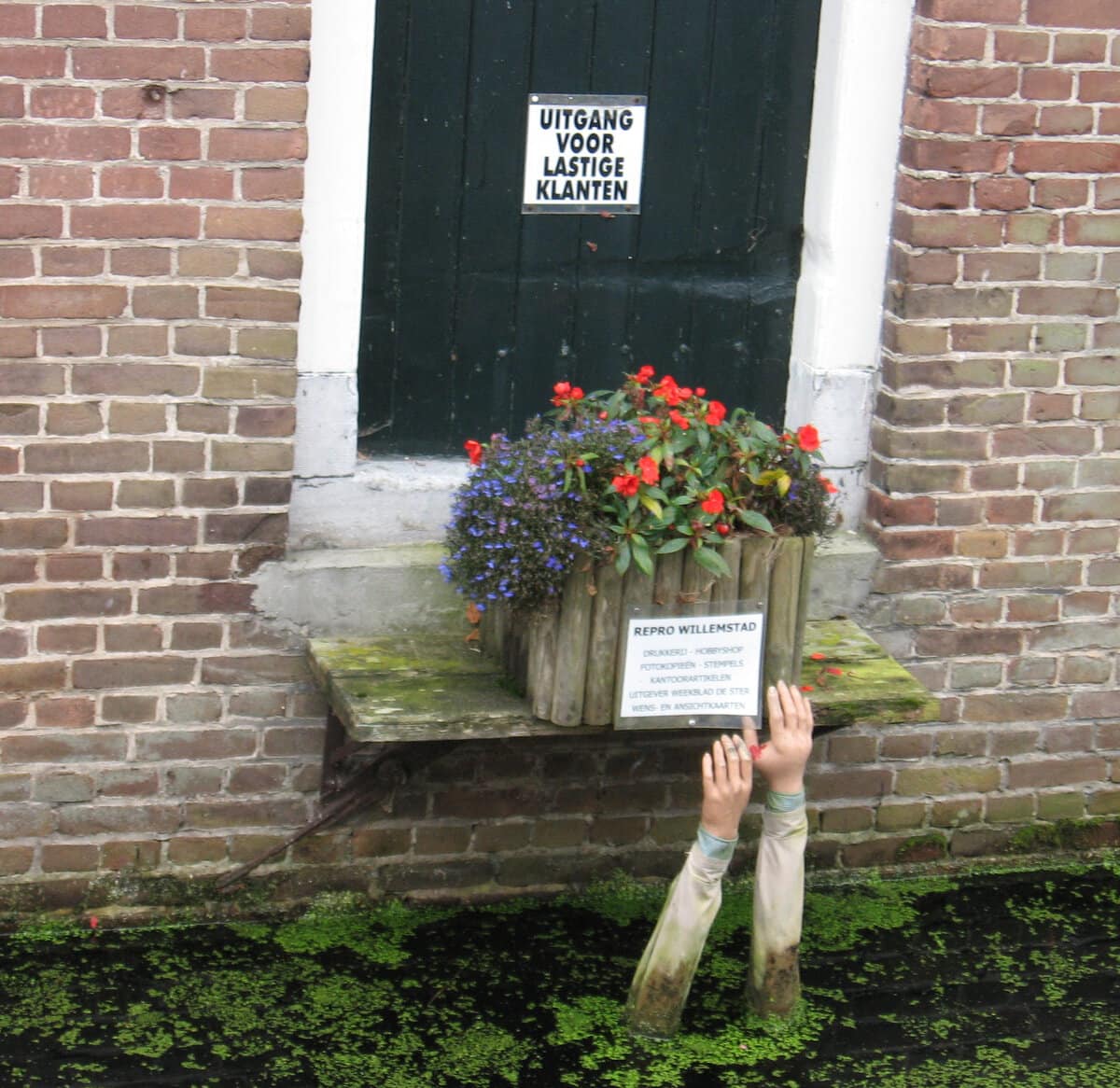 deur boven sloot waarop staat Uitgang voor lastige klanten humor grap