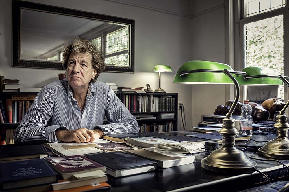 filosoof Awee Prins aan zijn bureau in zijn kantoor