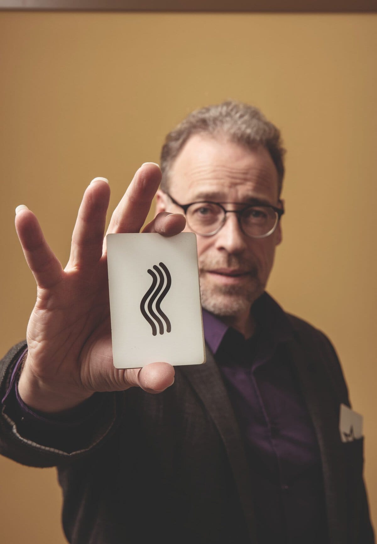 filosofisch illusionist en wetenschapsfilosoof Herman de Regt met een kaart met daarop een golf