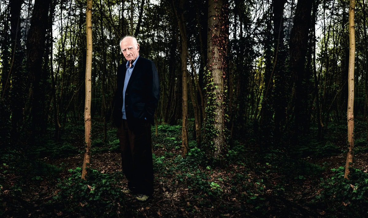 De Franse filosoof Michel Serres in het bos