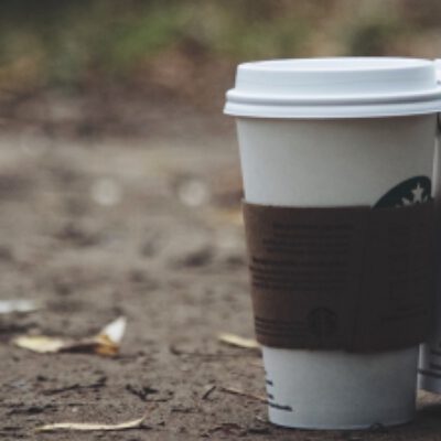 Twee bekers koffie in gesprek: Eerlijke koffie maakt de wereld niet beter