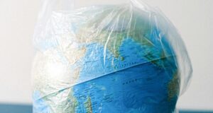 aarde aardbol plastic zak klimaatverandering broeikaseffect