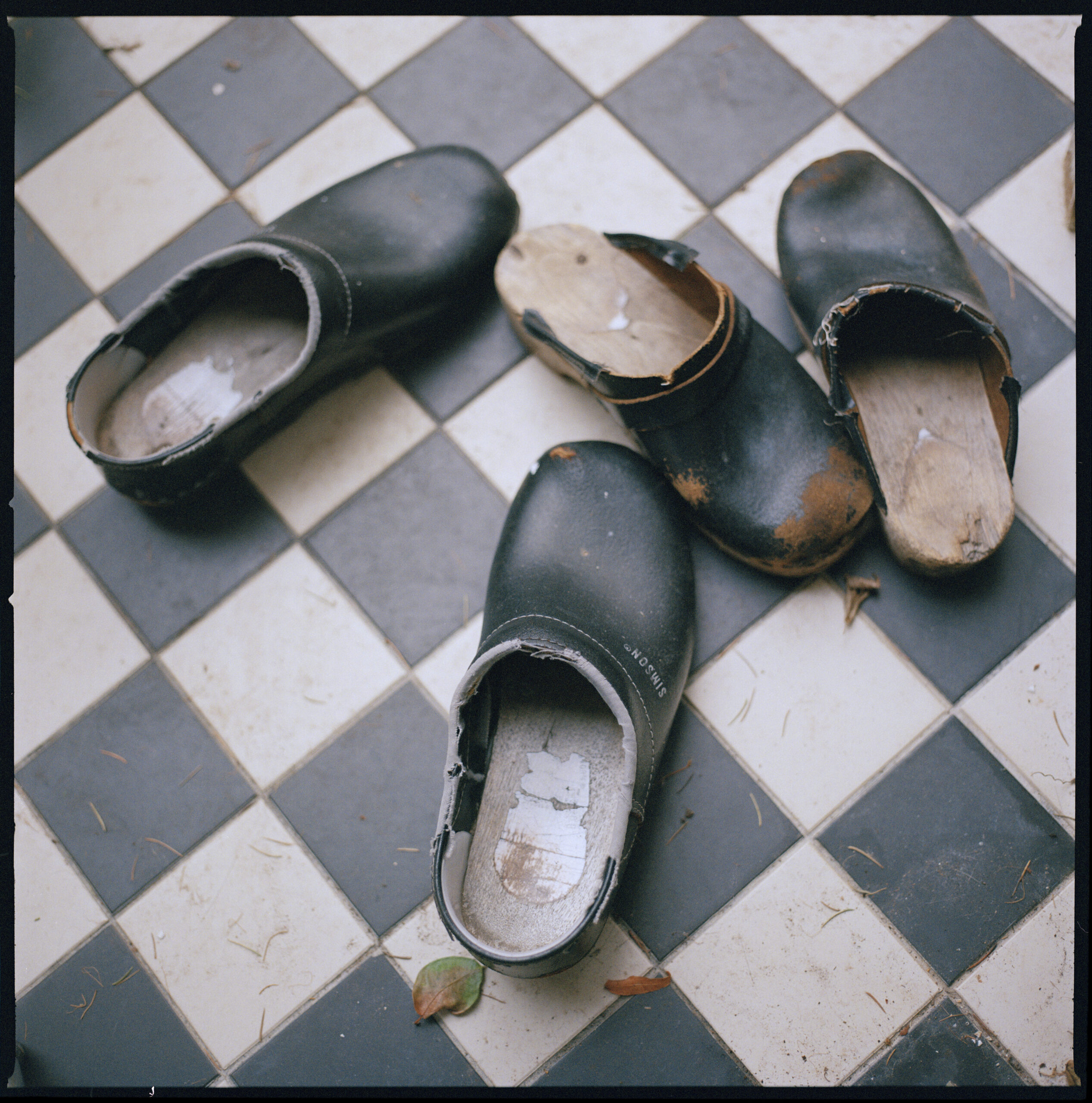 klompen instappen op een getegelde vloer