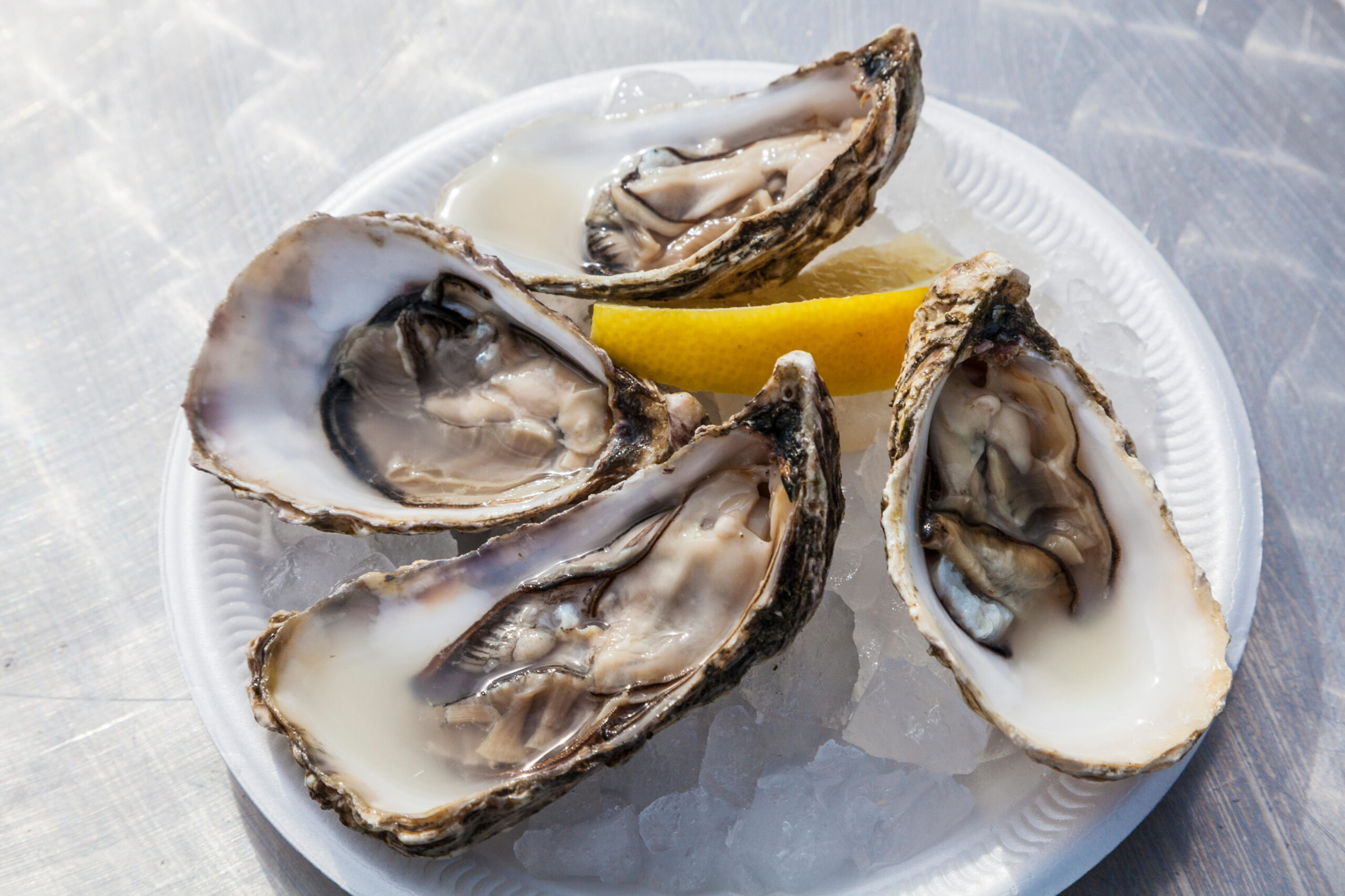 bord met oesters eten