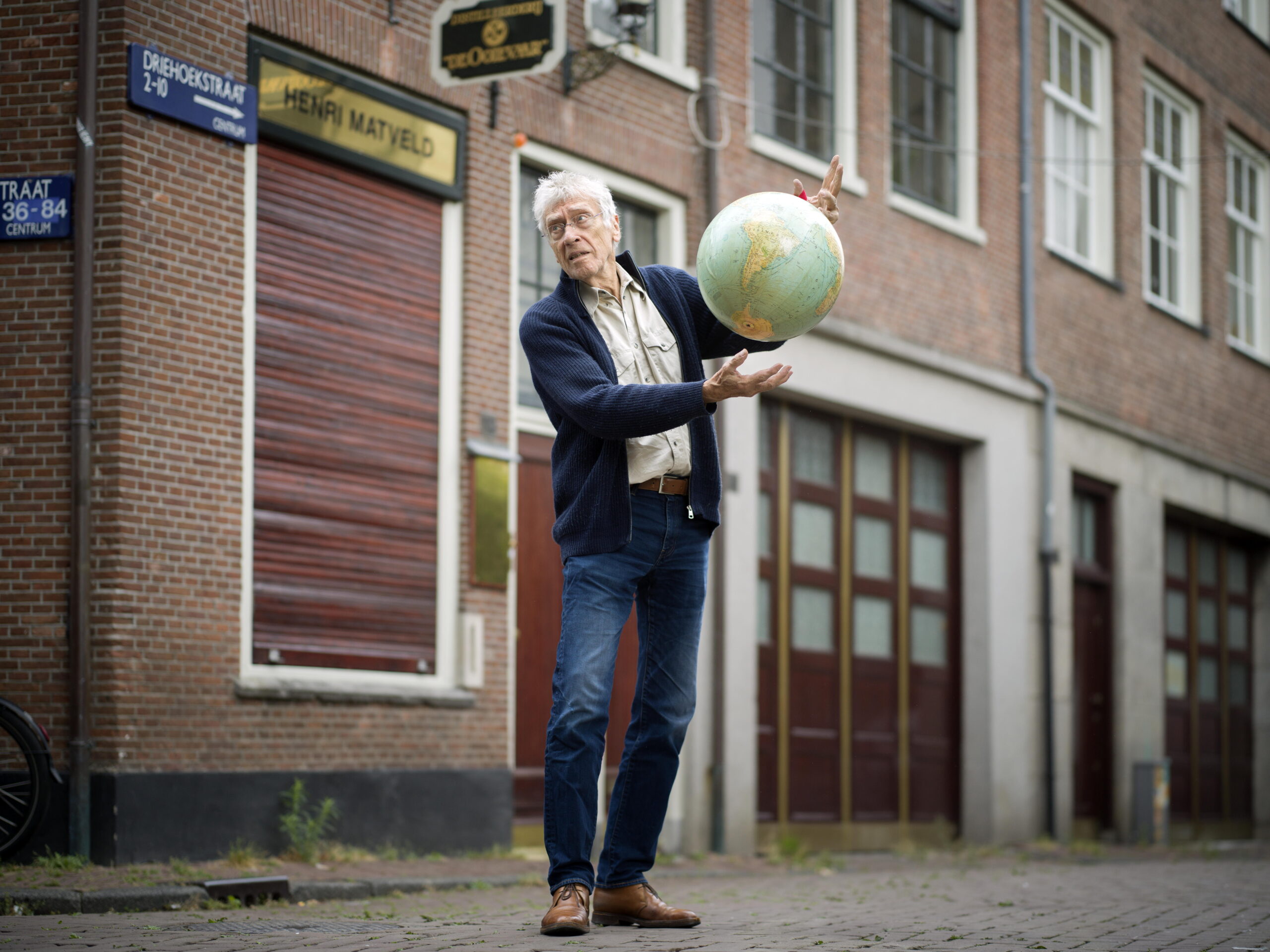 Nicolaas Matsier met een opgeblazen wereldbol op straat