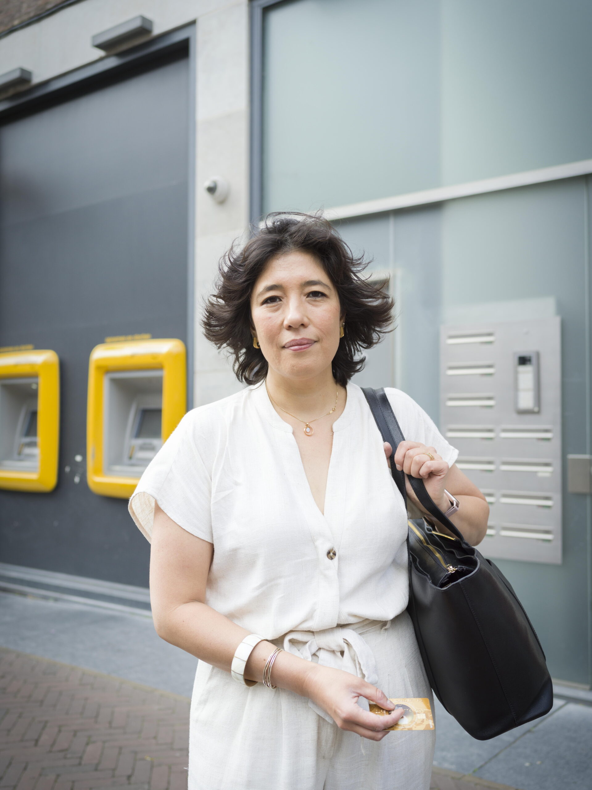 Filosoof en classicus Tazuko van Berkel die onderzoek doet naar de waarde van geld voor pinautomaten van een bank