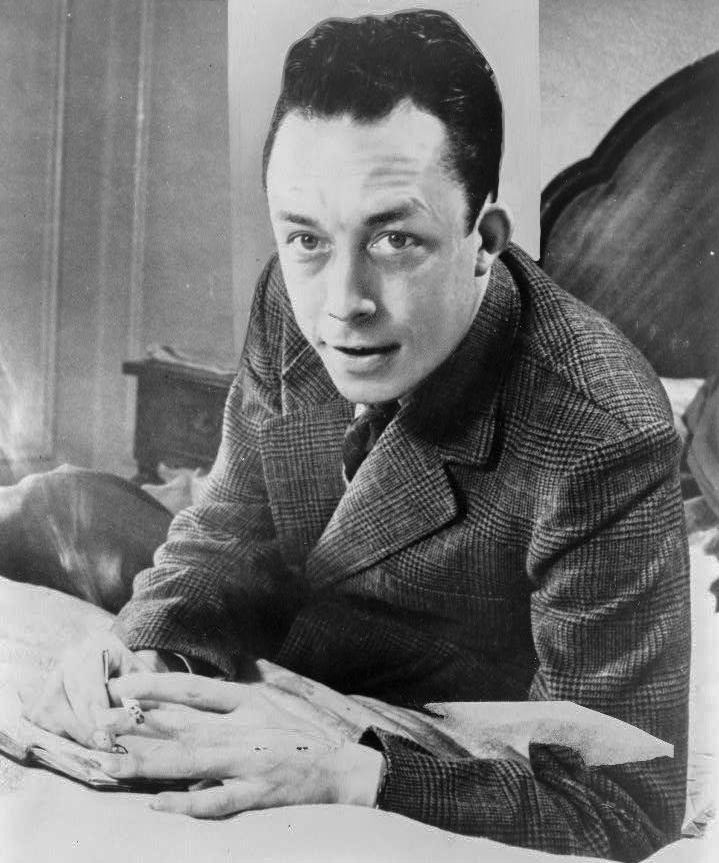 filosoof en schrijver Albert Camus met een sigaret op bed