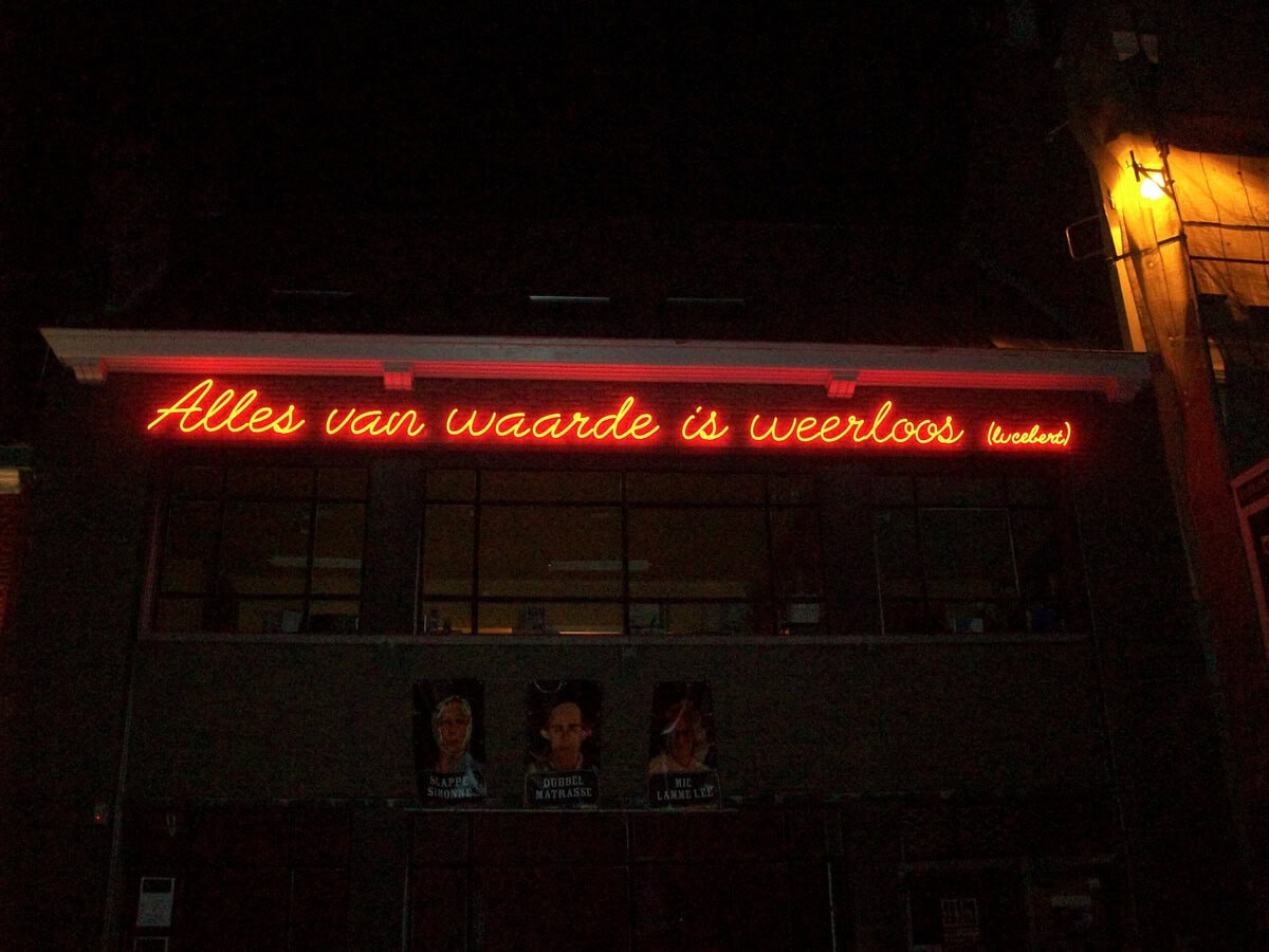 Alles van waarde is weerloos Lucebert op de gevel van café Trefpunt in Gent