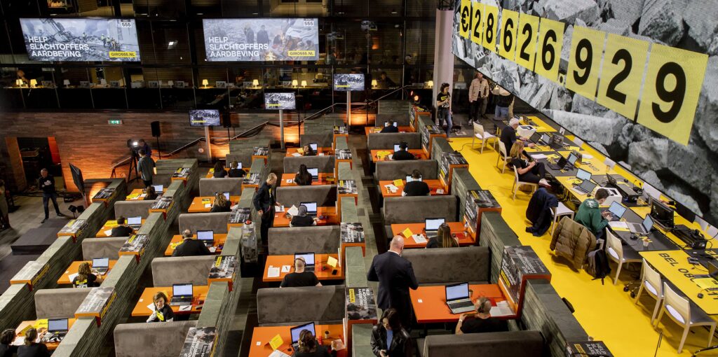 Belpanel tijdens de Nationale Actiedag van Giro555 in Hilversum 2023 geven doneren