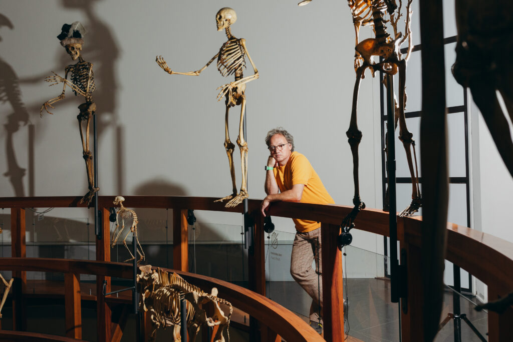 filosoof Bas Haring omringd door skeletten