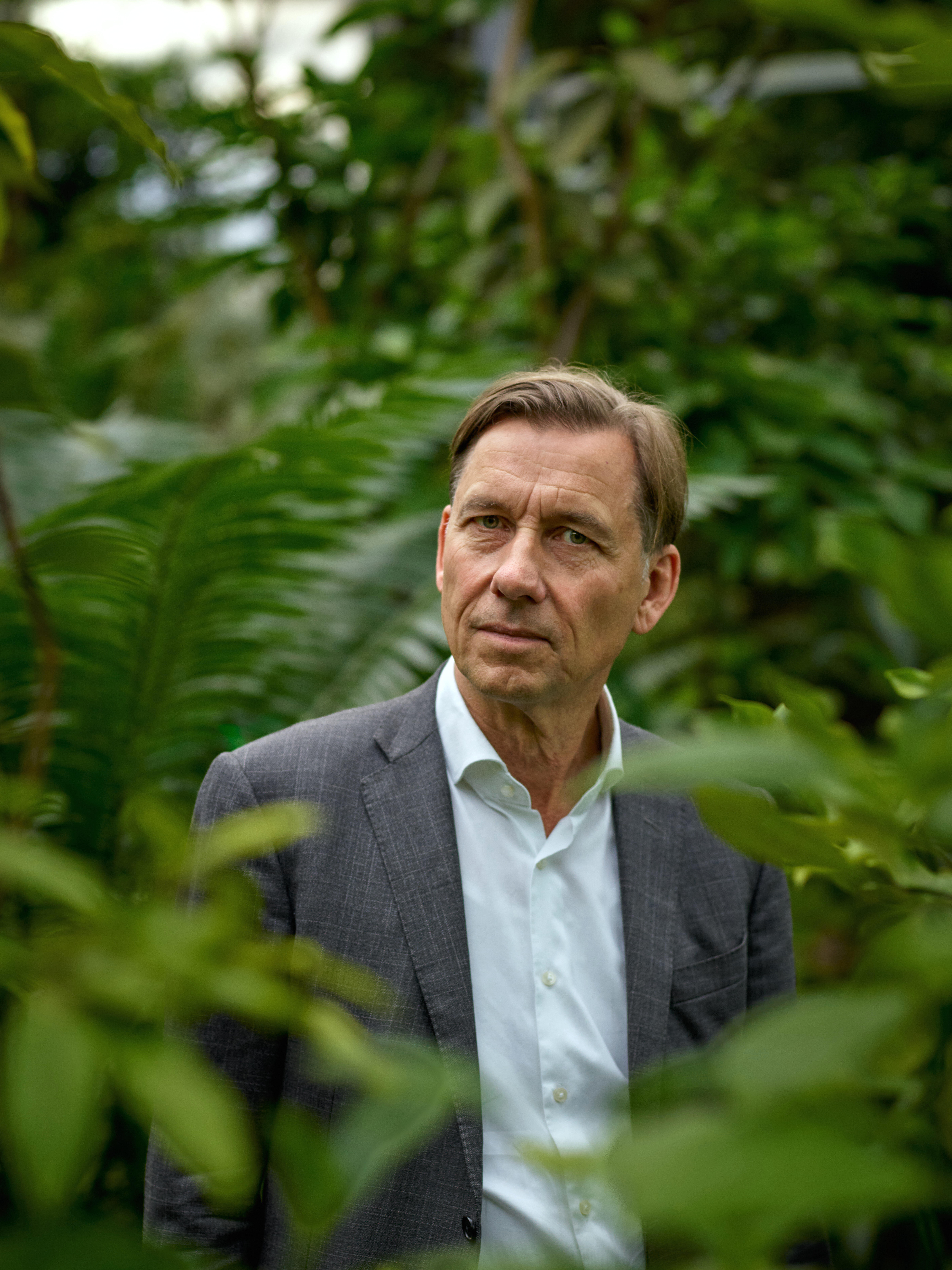 filosoof en schrijver Maarten Doorman tussen de planten