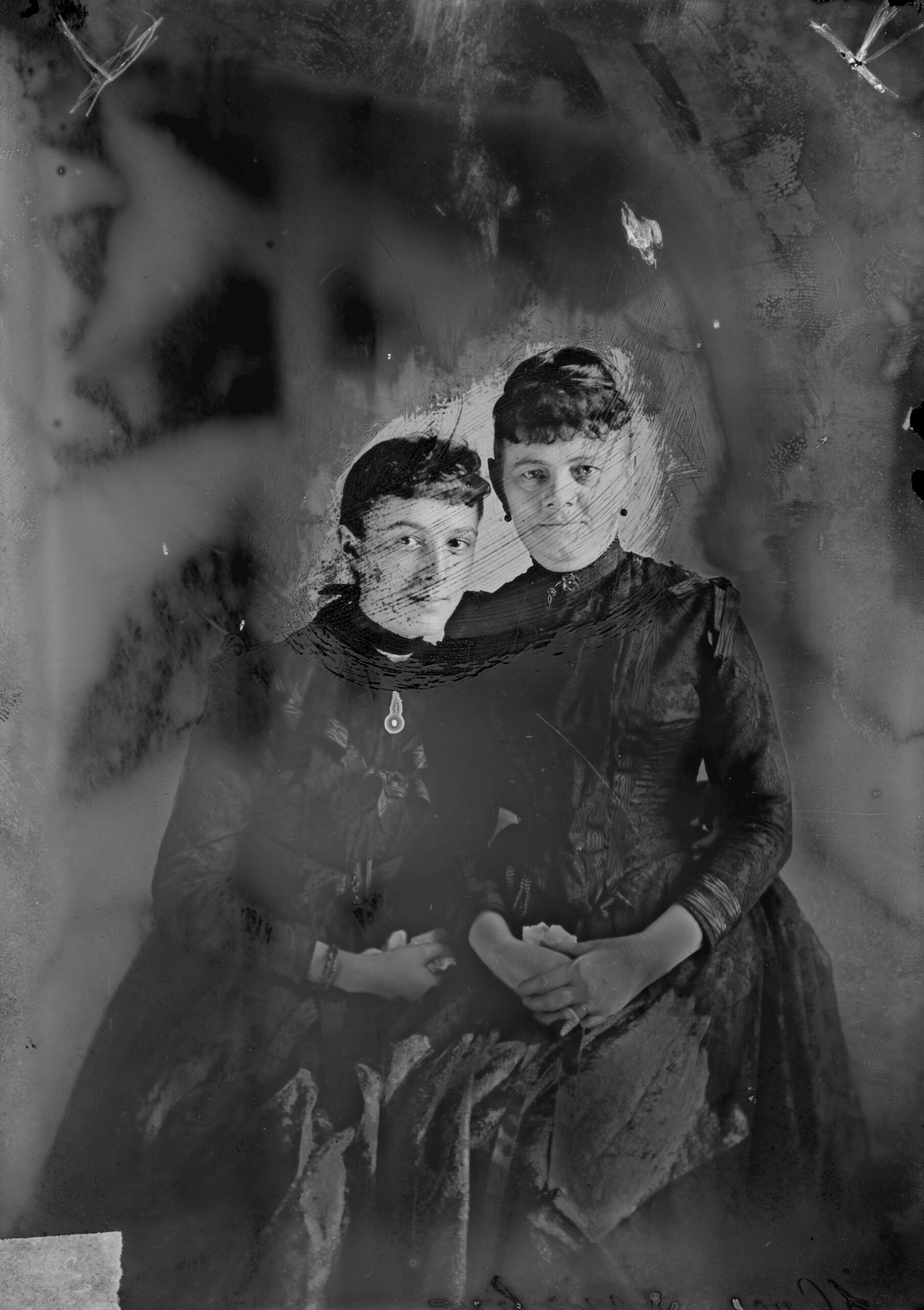 twee vrouwen op een zwart witte foto