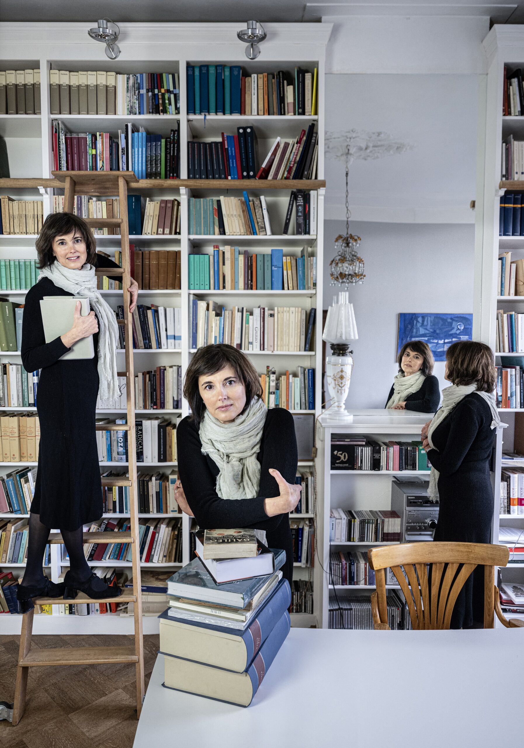 filosoof Carla Rita Palmerino in haar woonkamer vol boeken