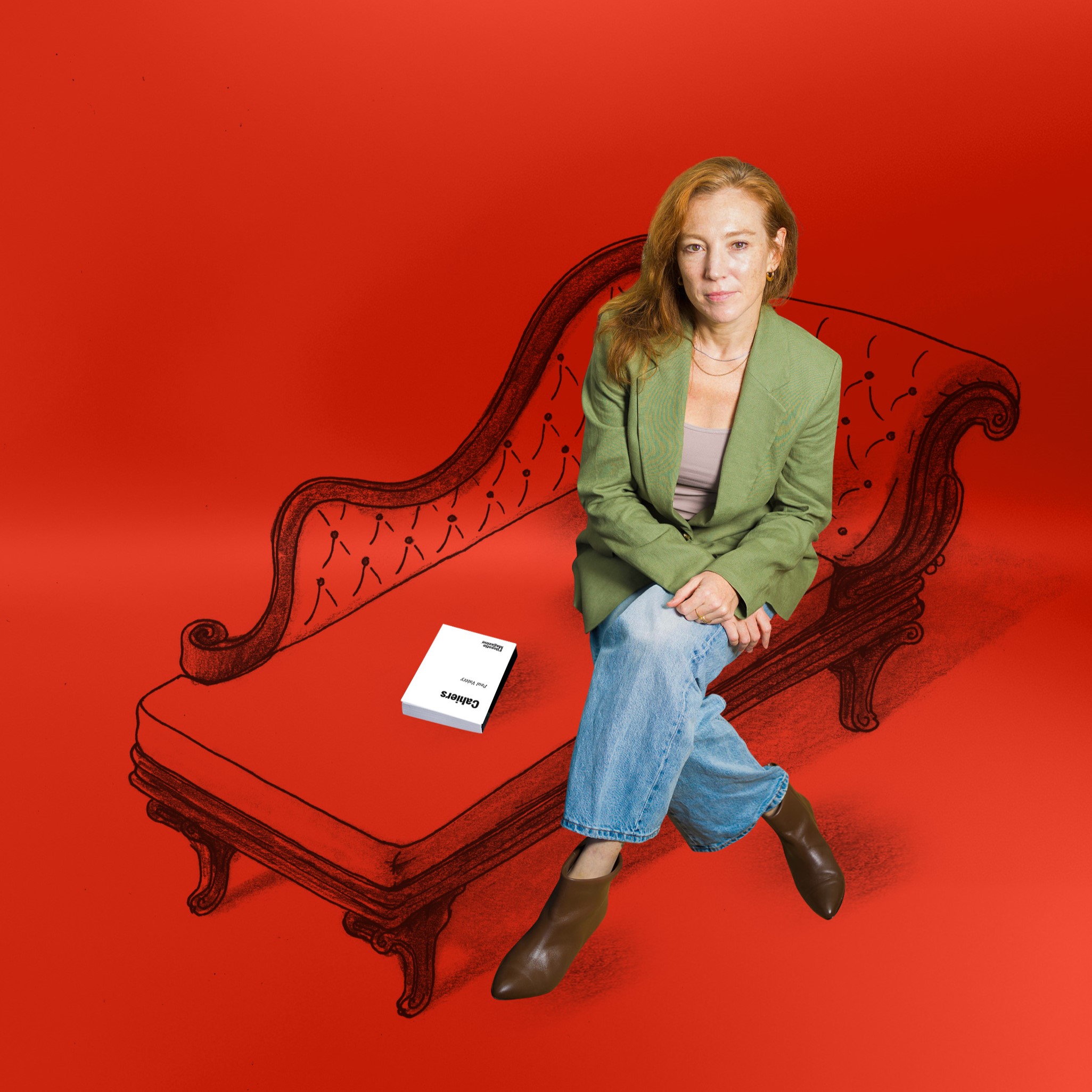 psychotherapeut en schrijver Marte Kaan op de sofa met het boek Cahiers van Paul Valéry