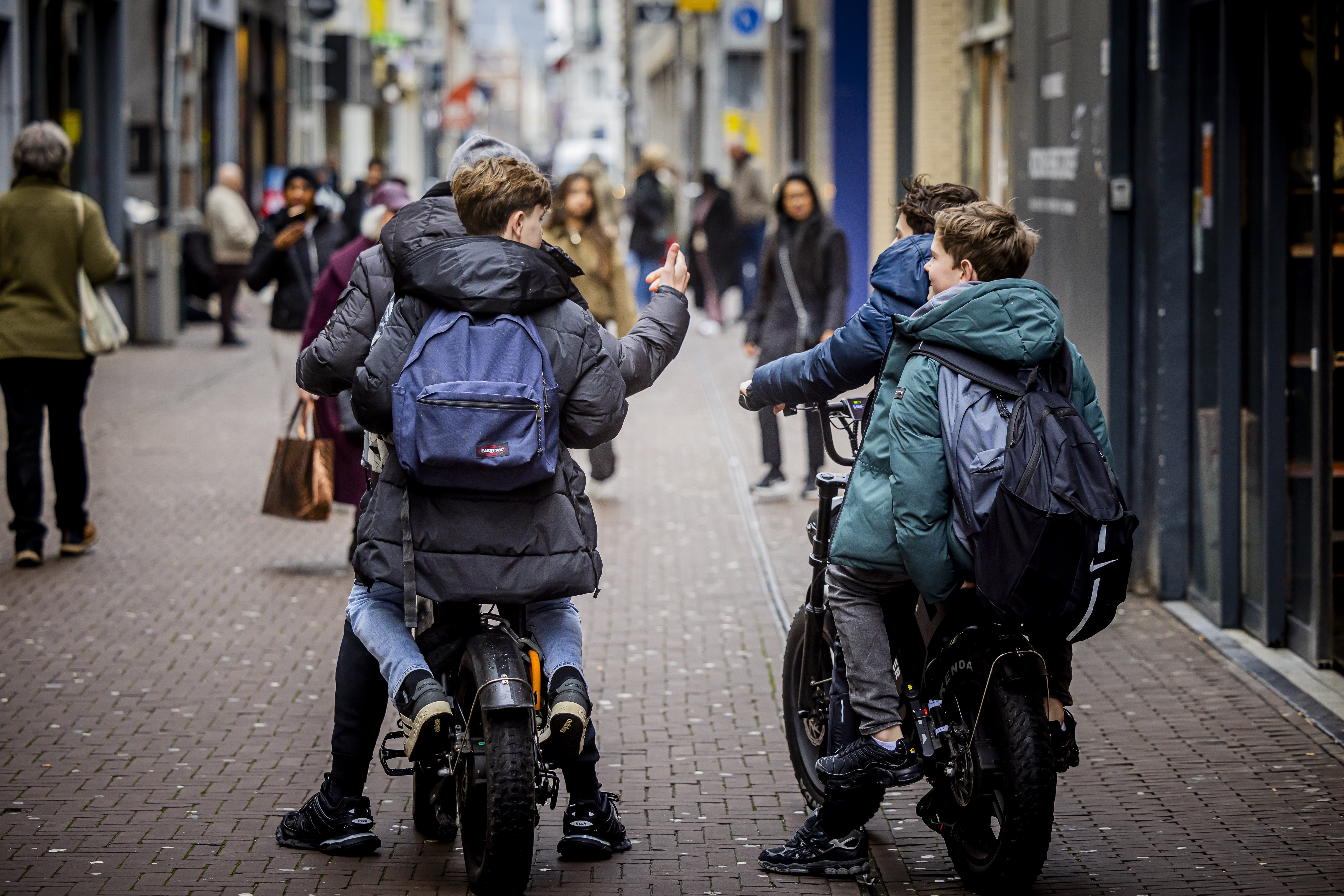 jongeren op fatbikes in een winkelstraat