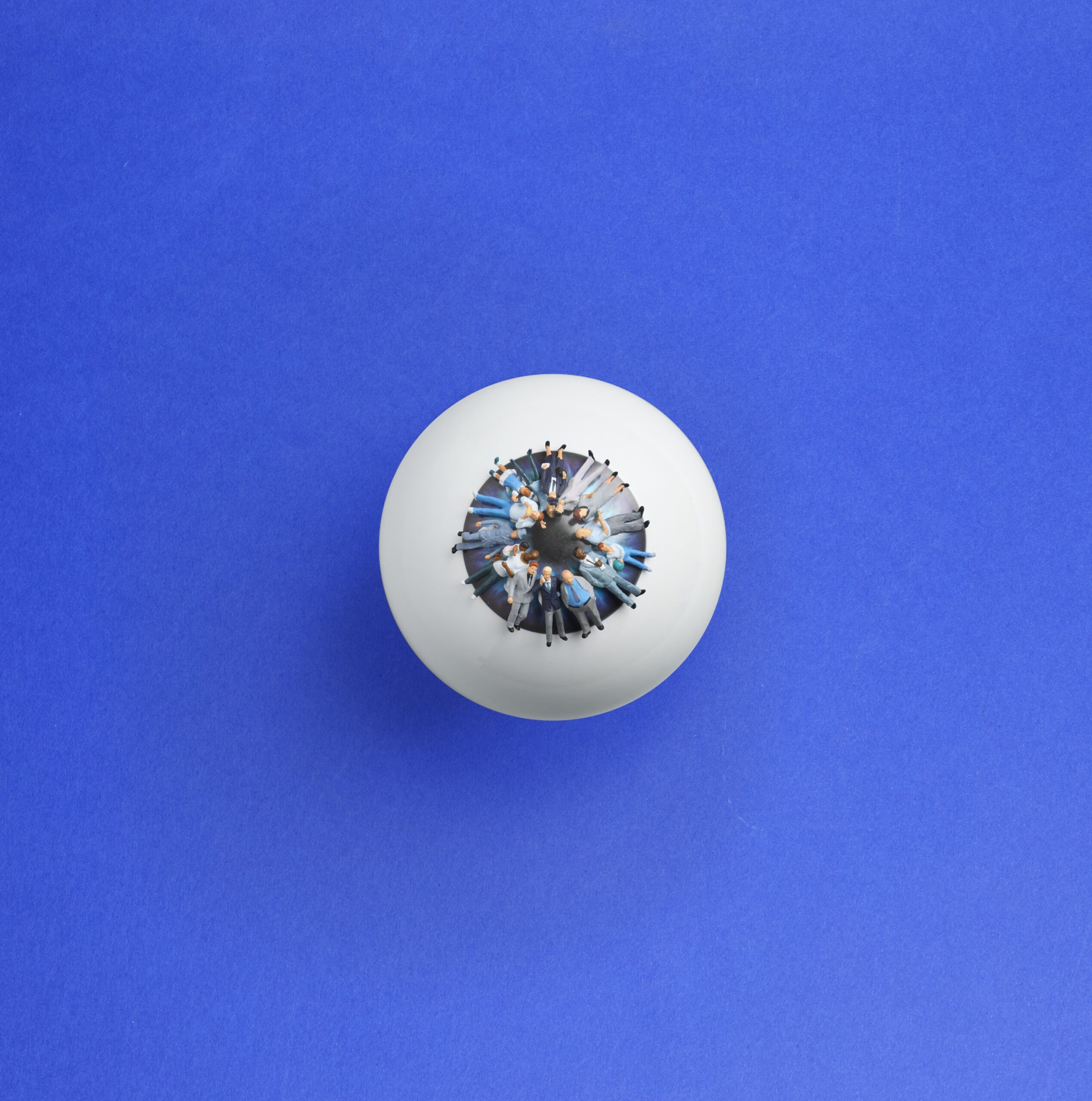oog met pupil gevormd uit meerdere poppetjes op een blauwe achtergrond
