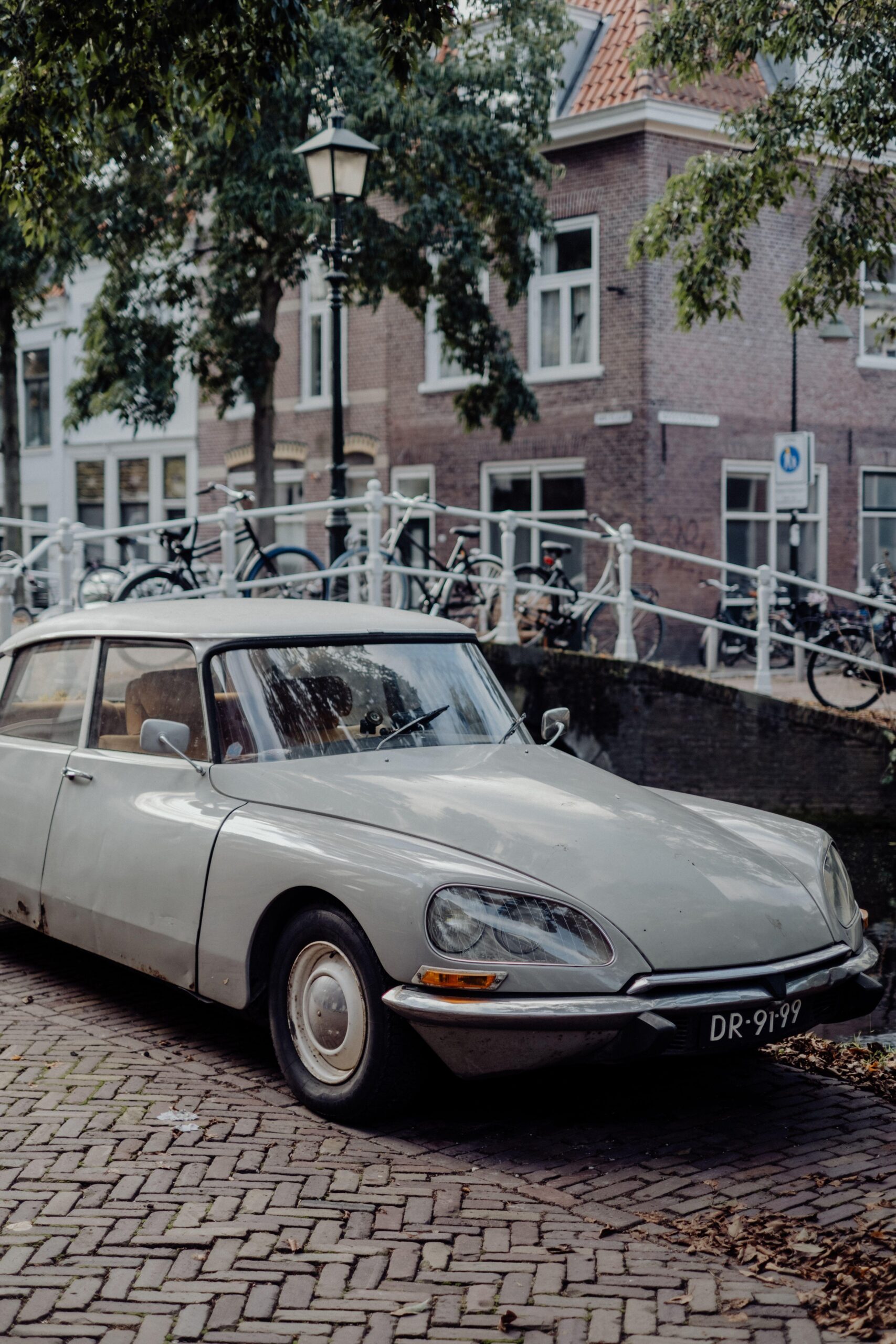 de auto Citroën DS op een gracht in Amsterdam