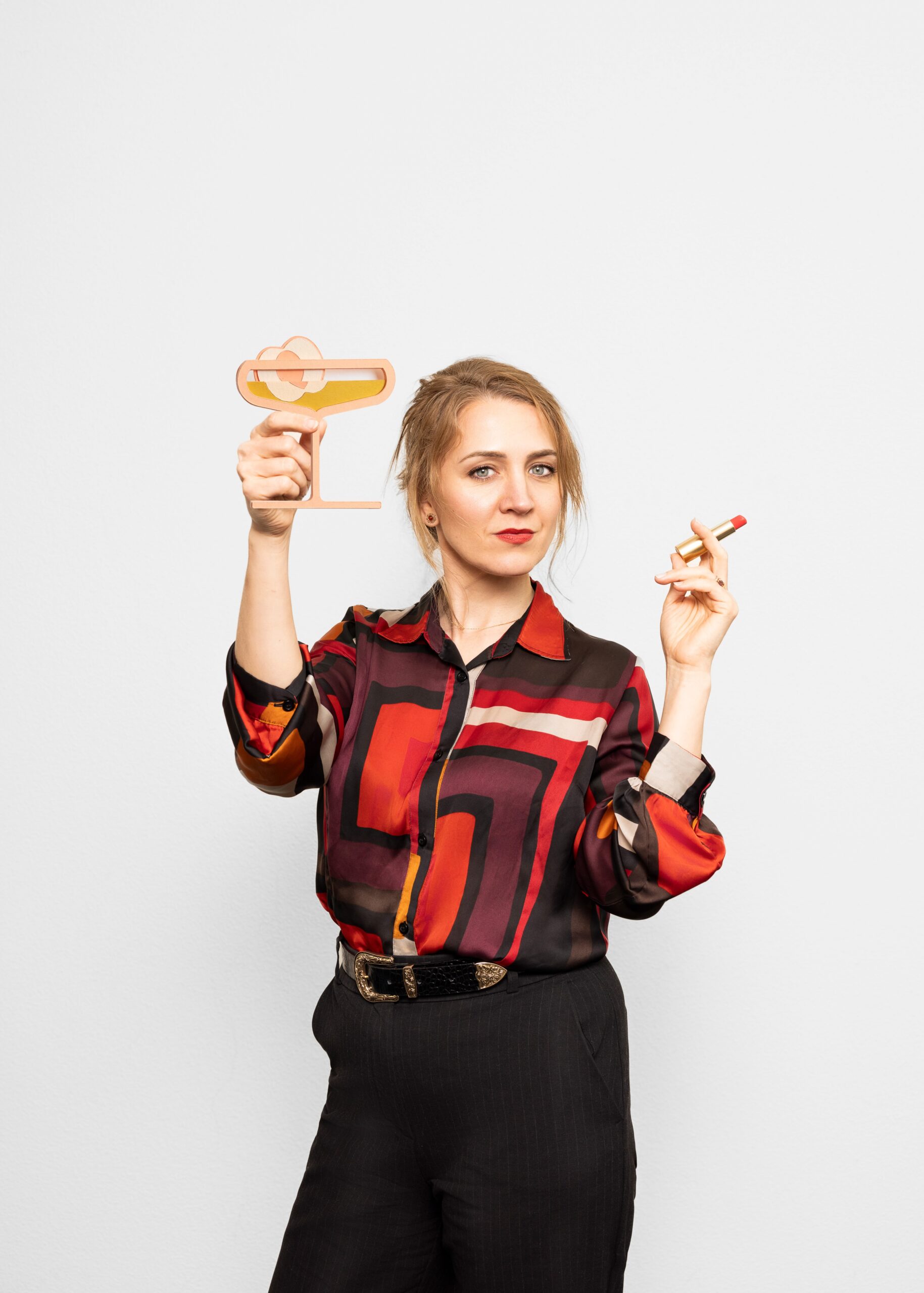 Filosoof Alicja Gescinska afgebeeld als Simone de Beauvoir met lippenstift als een sigaret