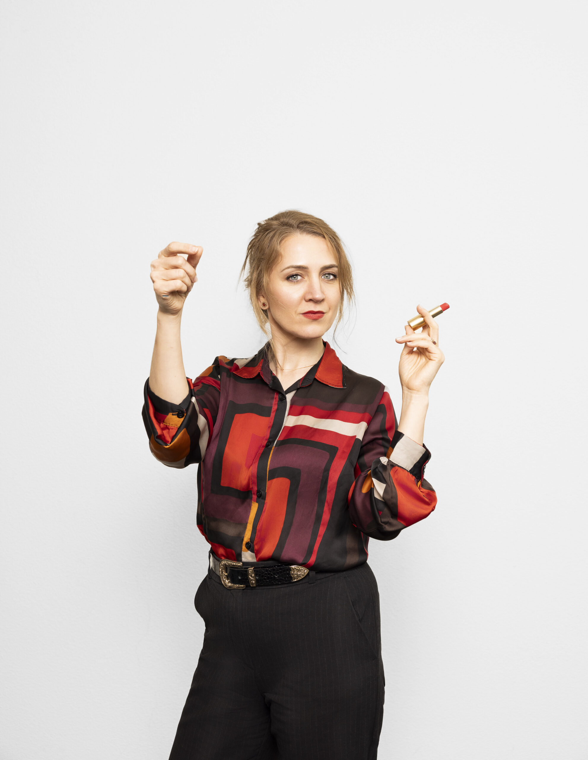 Filosoof Alicja Gescinska afgebeeld als Simone de Beauvoir met lippenstift als een sigaret