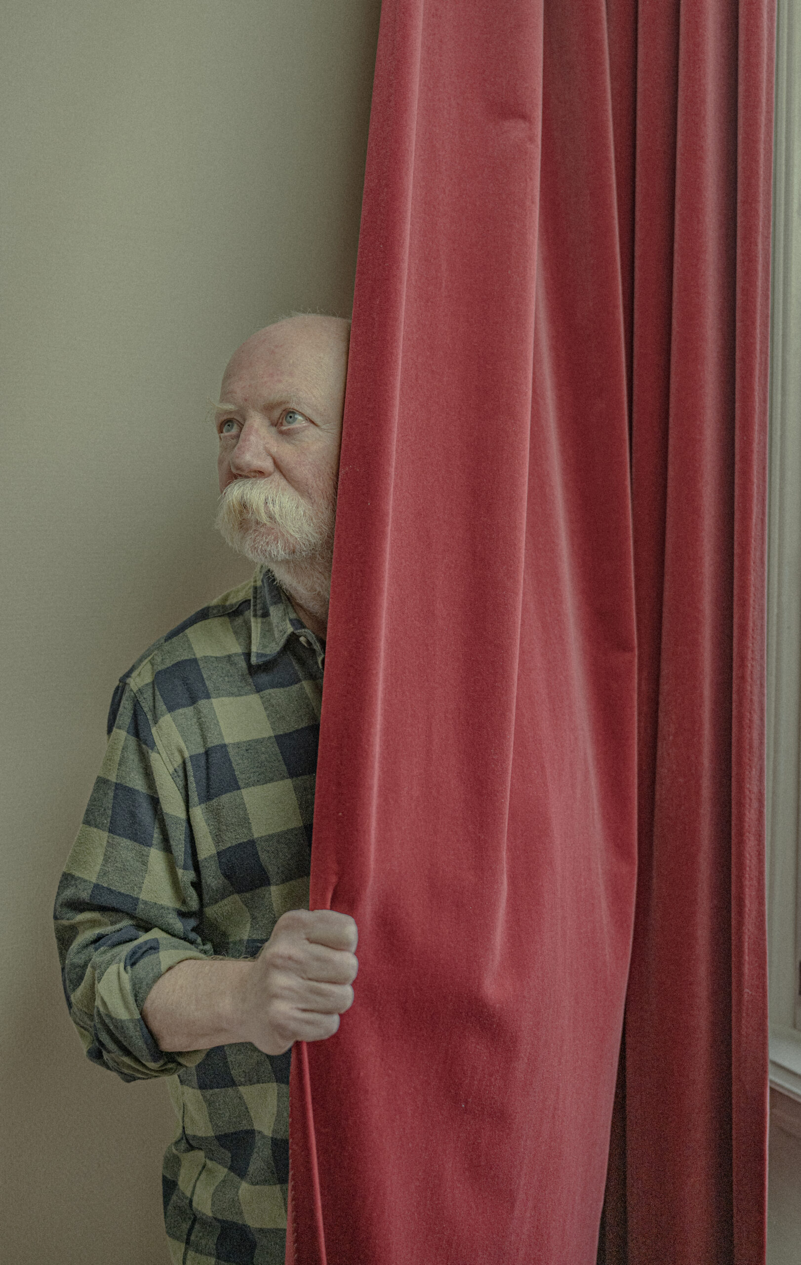 dichter en classicus Piet Gerbrandy achter een gordijn