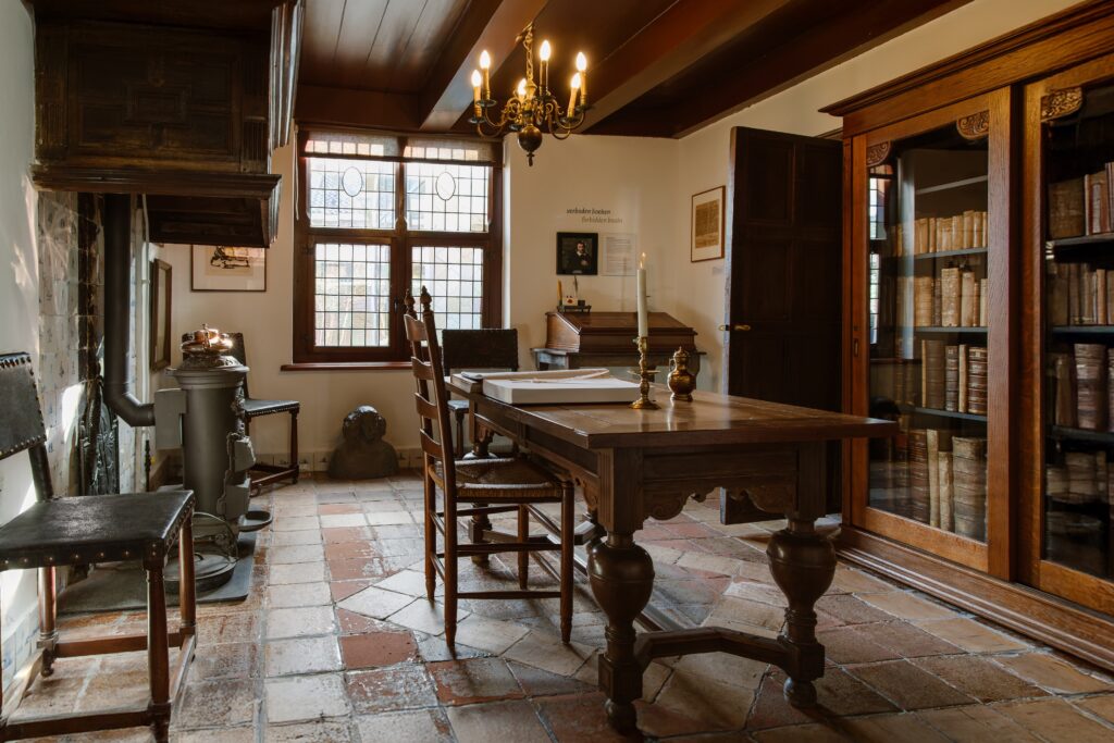 bibliotheek van Spinoza in Museum het Spinozahuis in Rijnsburg