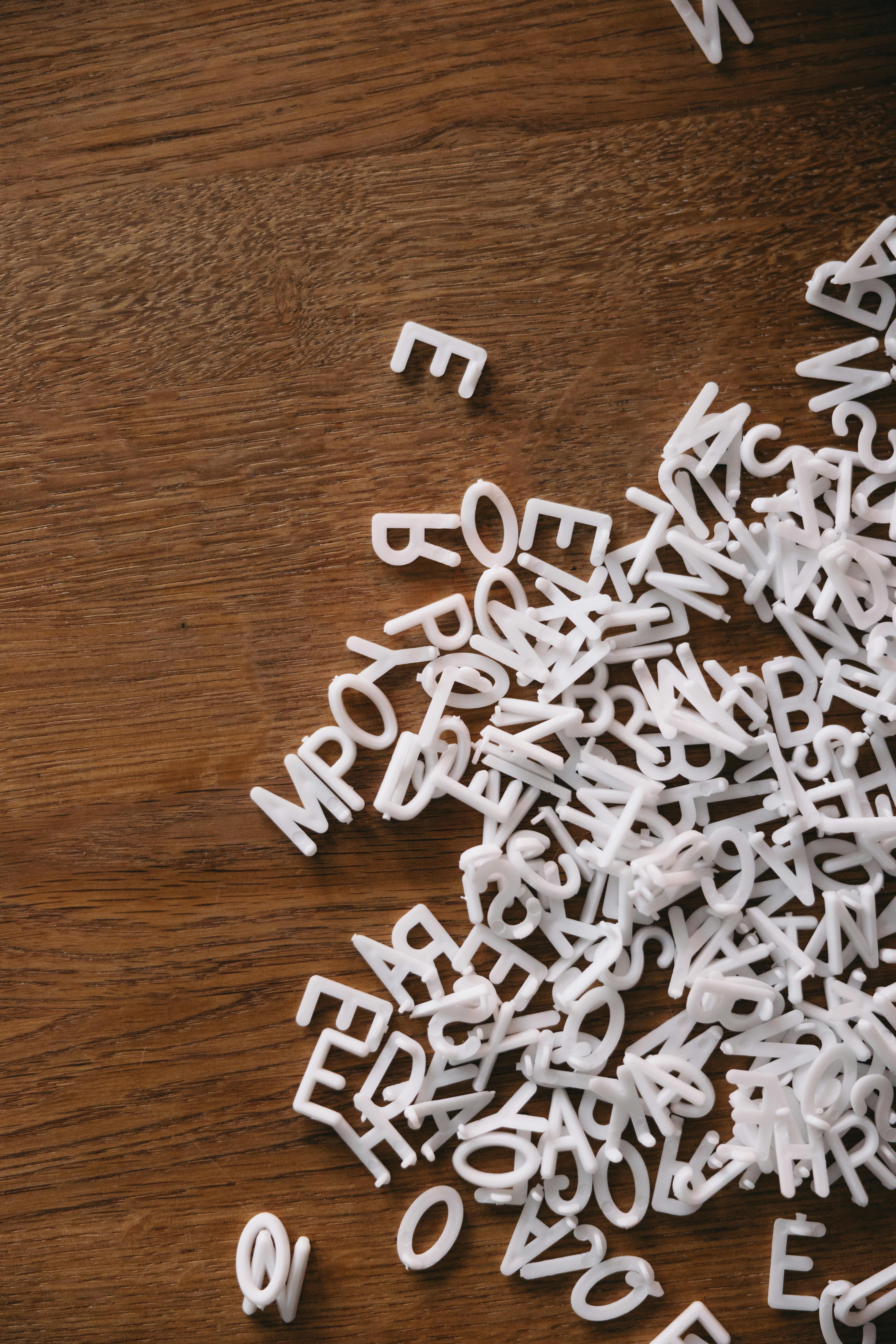 letters op een tafel die nog geen woorden vormen