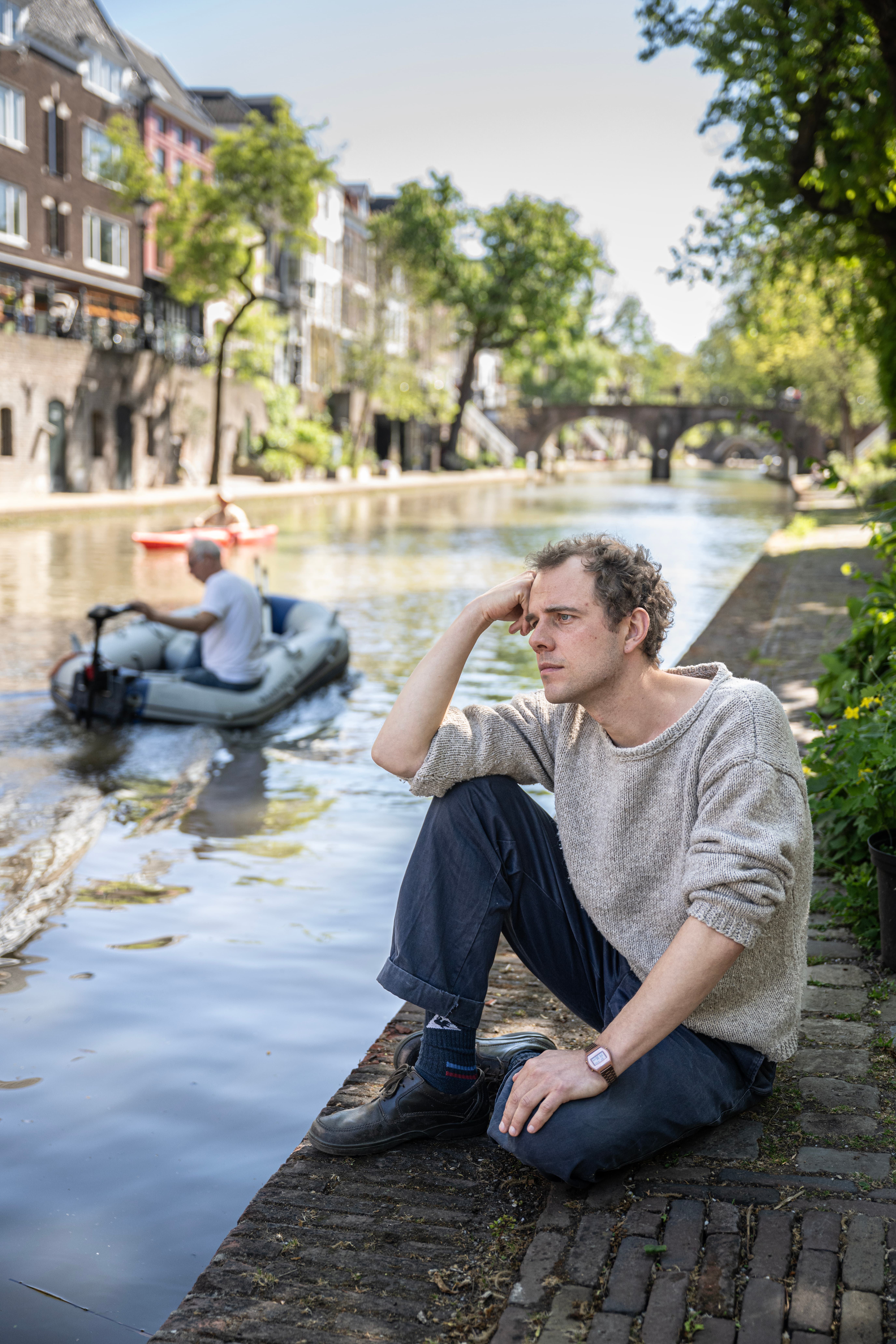 filosoof Sam de Vlieger denkend langs de gracht