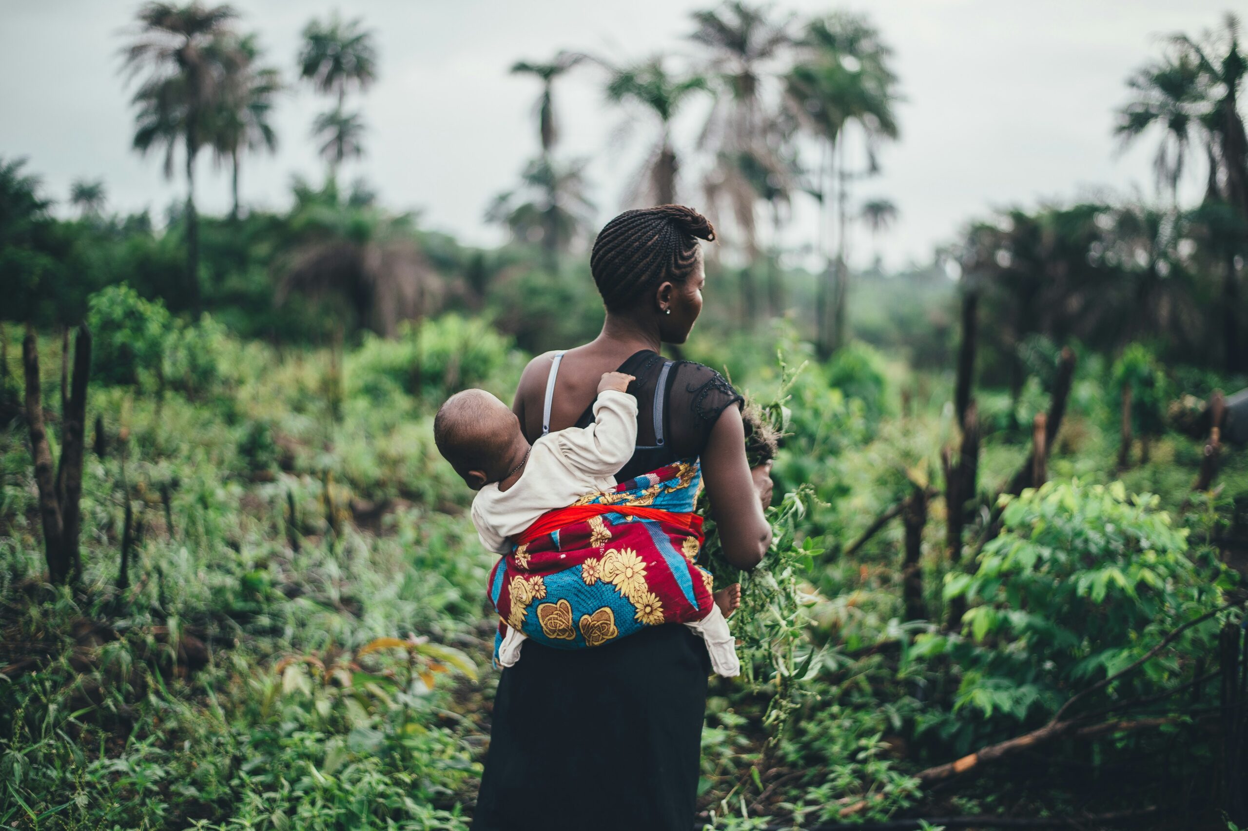 moeder met kind in draagzak in Sierra Leone