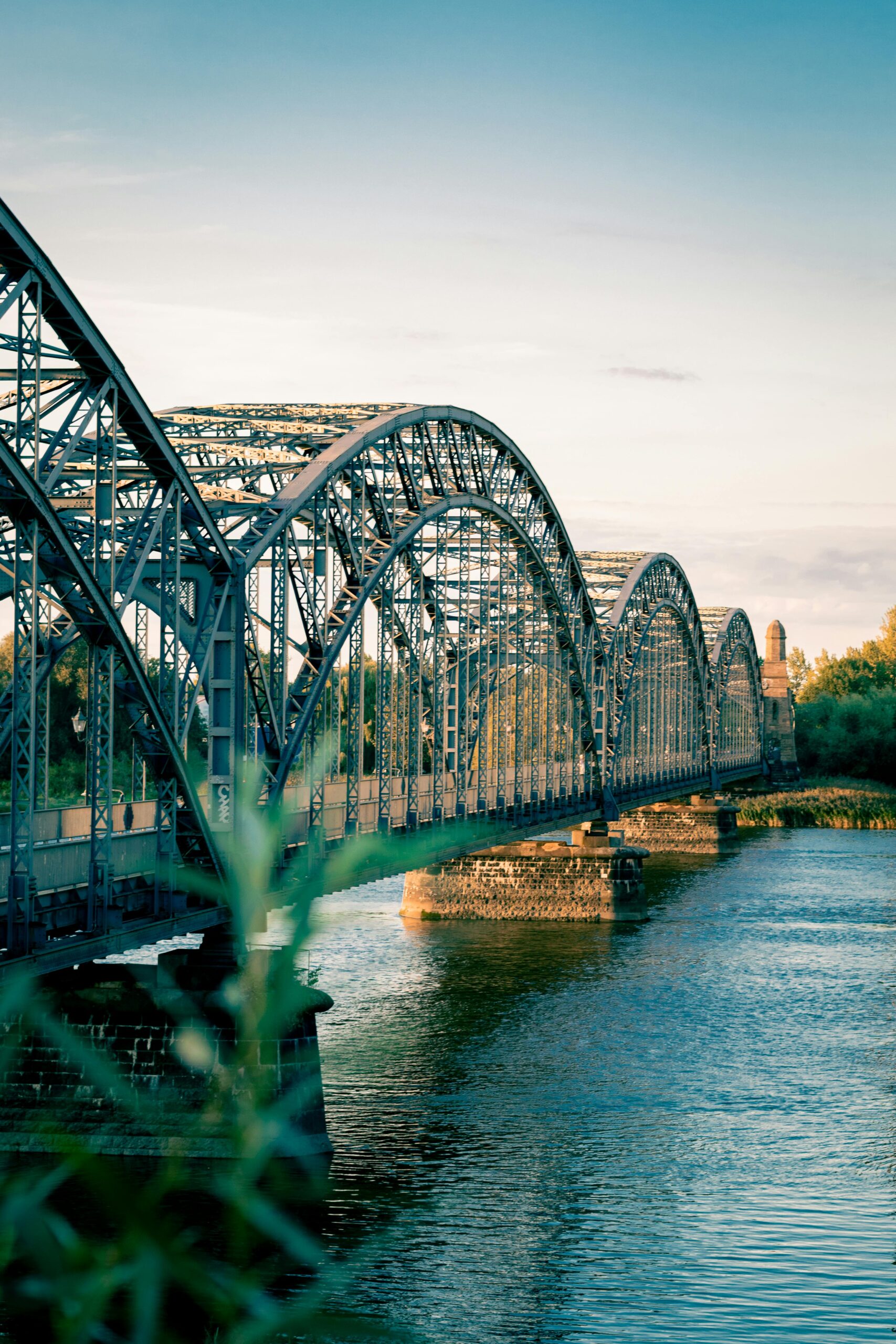 een brug over het water