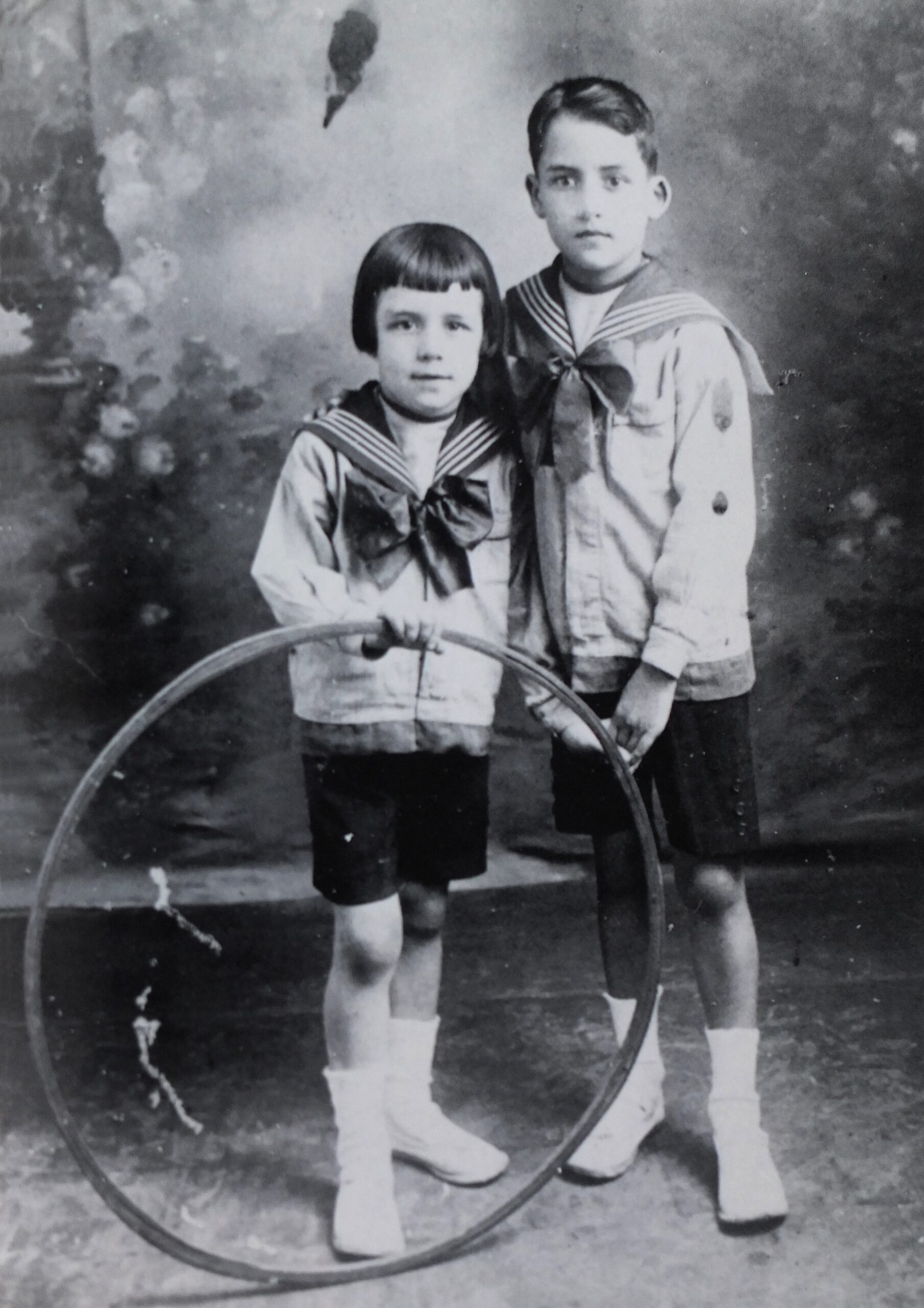 Albert Camus (l) en zijn oudere broer Lucien in 1920