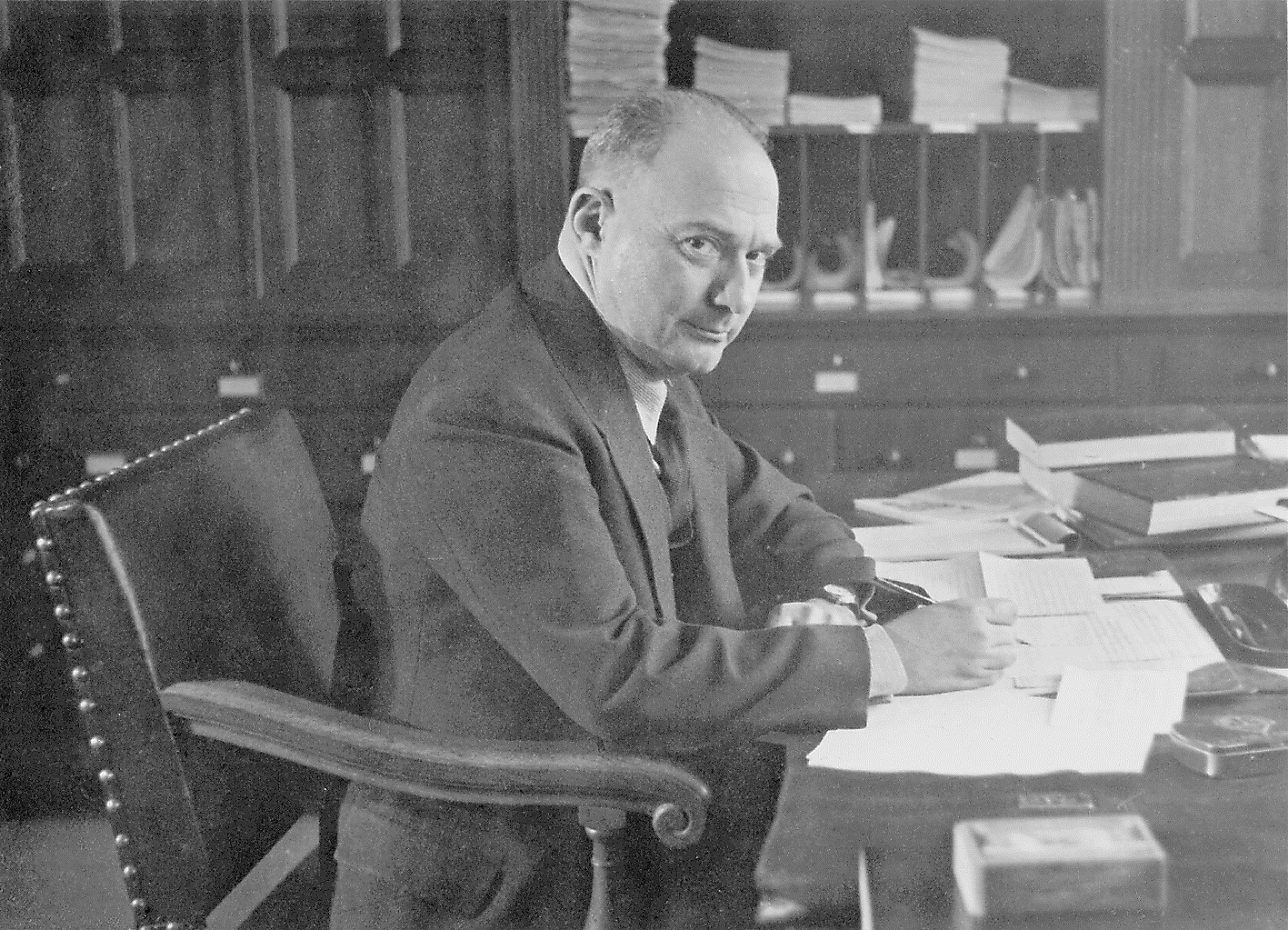 Helmuth Plessner aan zijn bureau in Groningen in 1939