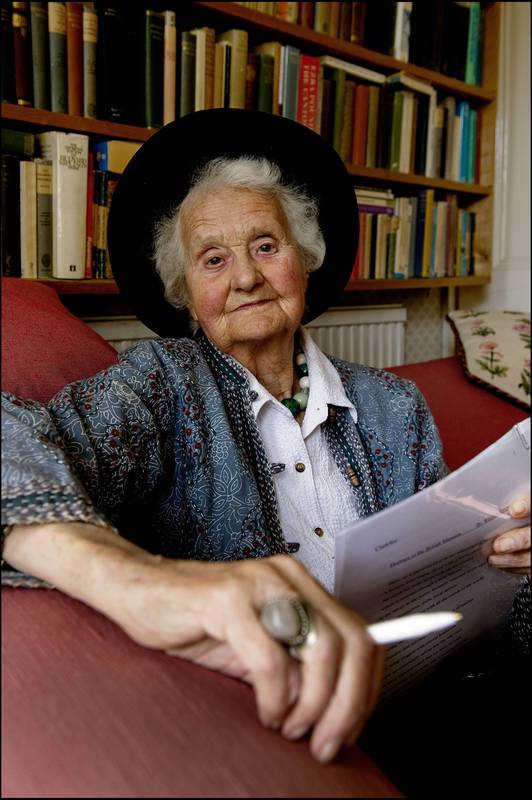 filosoof Mary Midgley op de bank