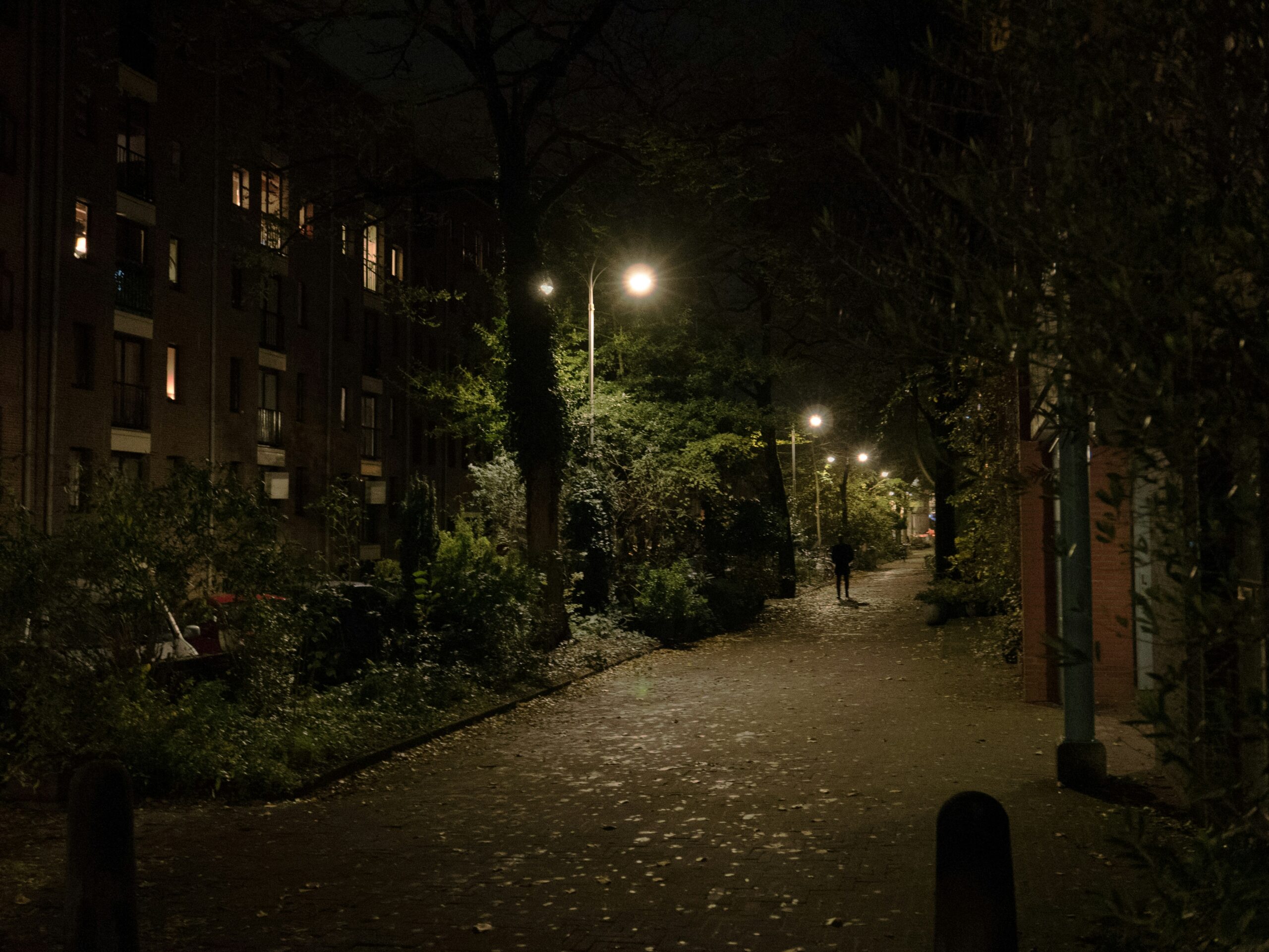 Donkere gure straat Laagte Kadijk Amsterdam veiligheid veilig