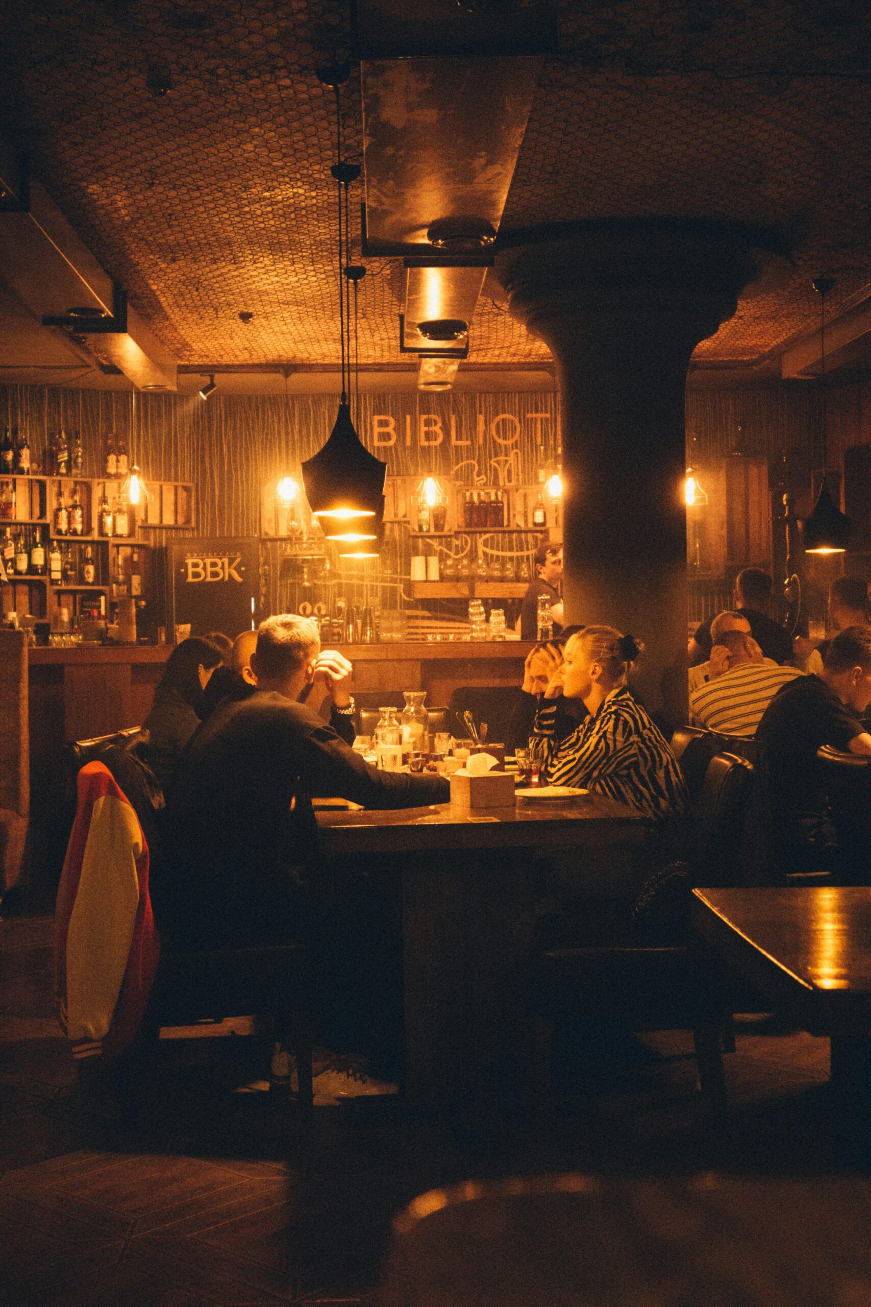 mensen aan tafel in een kroeg café