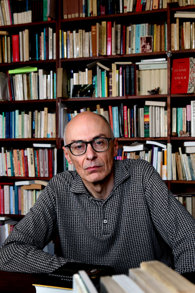 kunstfilosoof Frank Vande Veire voor een kast vol met boeken