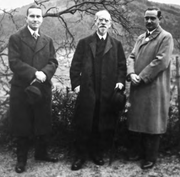 Patocka (links) met Edmund Husserl (midden) en diens assistent Eugen Fink. De drie maakten regelmatig wandelingen om te praten over fenomenologie.