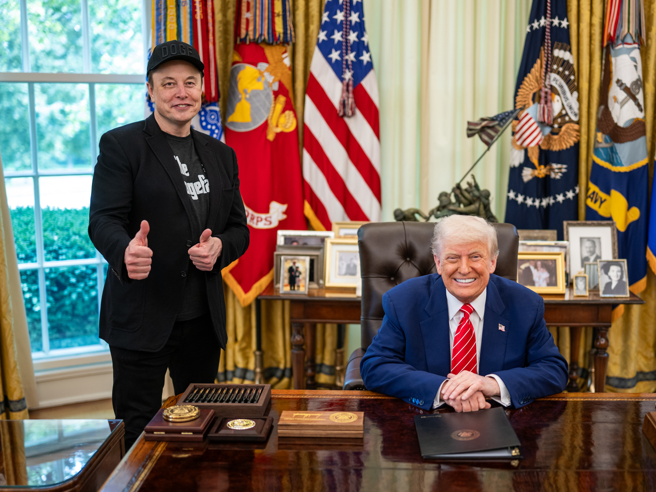techbro's Elon Musk (l) en de Amerikaanse president Donald Trump in het Witte Huis op 30 mei 2025