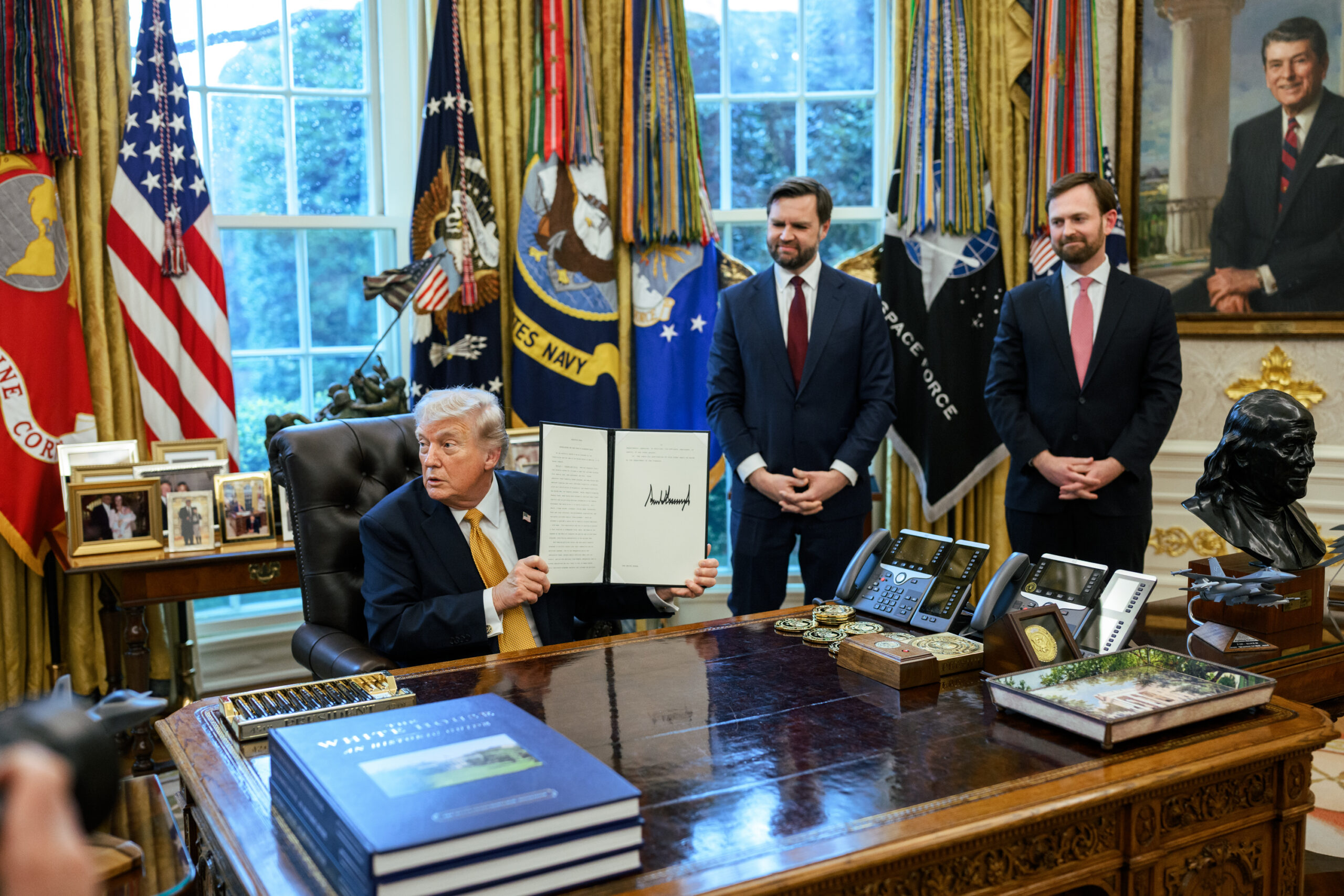 President Donald Trump in het Oval Office in het Witte Huis op 16 maart 2026. Rechts van Trump vice-president J.D. Vance Dark Enlightenment