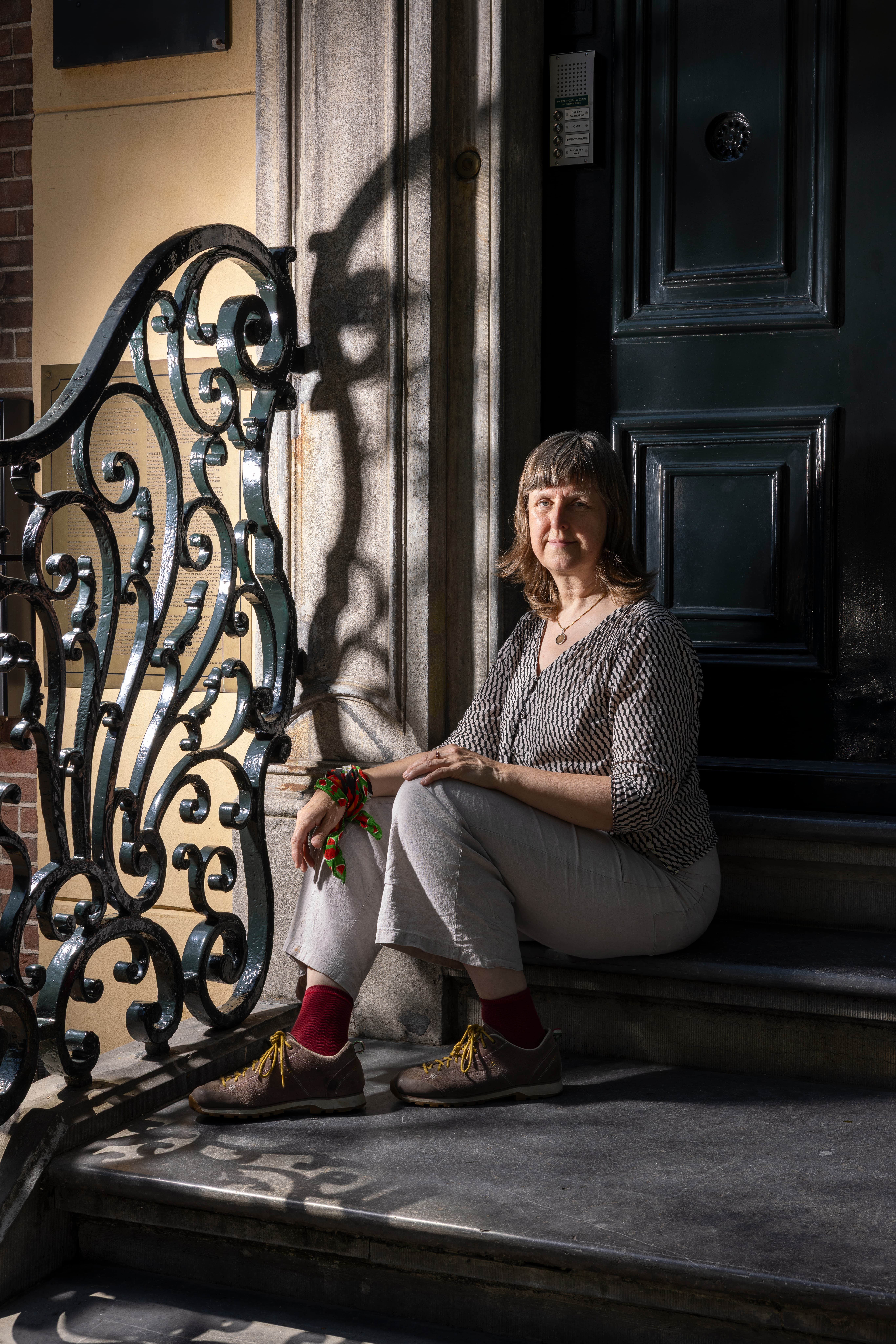 politiek filosoof Yolande Jansen expert genocide zit voor een deur