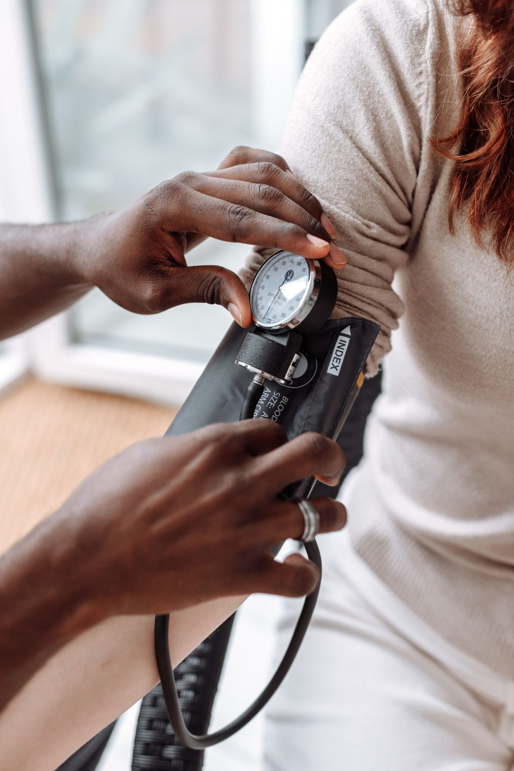 gezondheid bloeddrukmeter op een arm