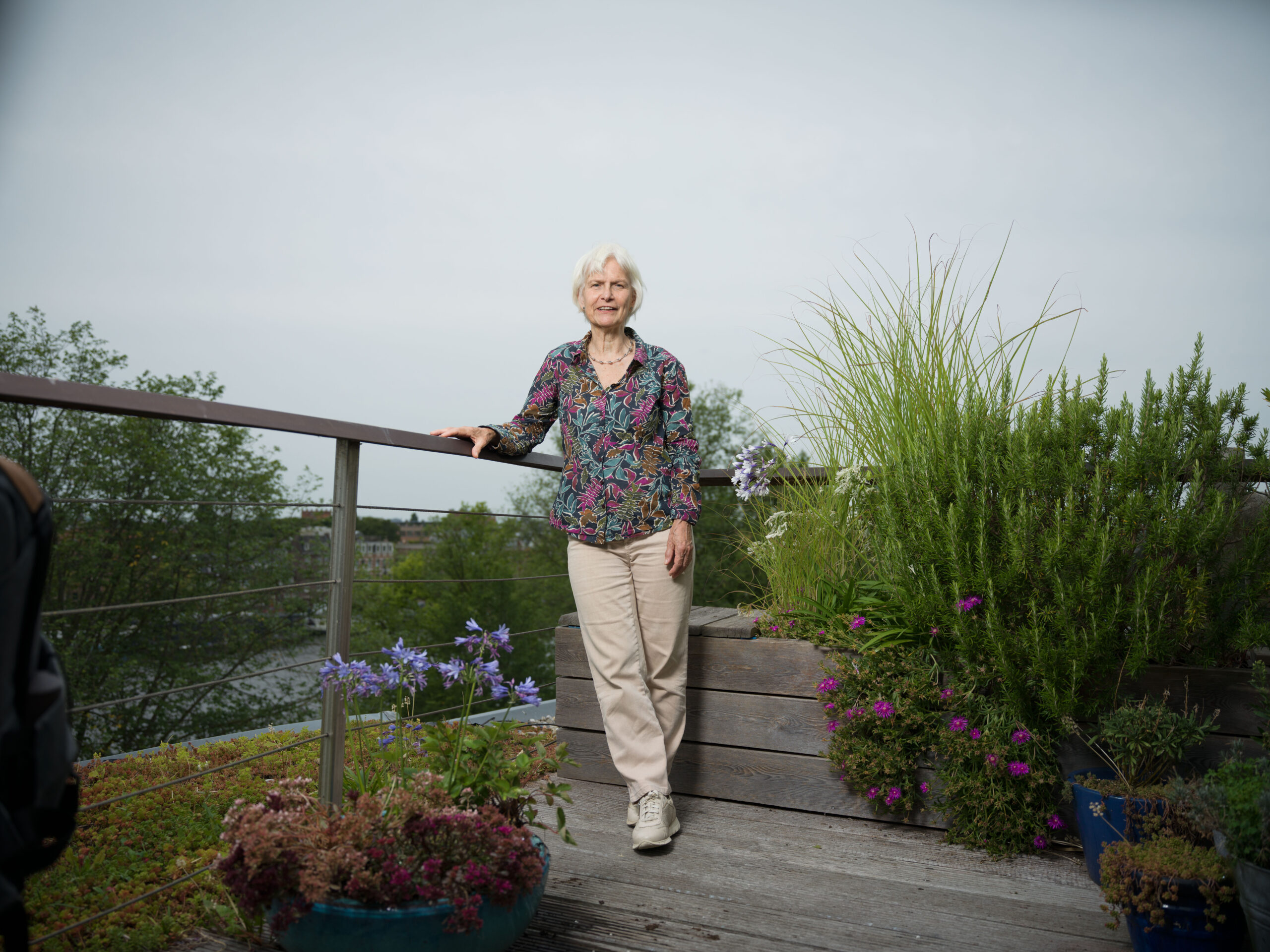 filosoof Marli Huijer auteur van boek over vijanddenken vijand op haar balkon in Amsterdam