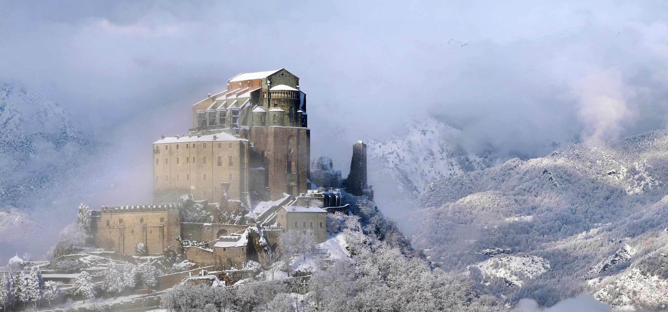 De benedictijnse Sint-Michaëlsabdij in Piëmont, Italië, waar het klooster in ‘De naam van de roos’ op is gebaseerd