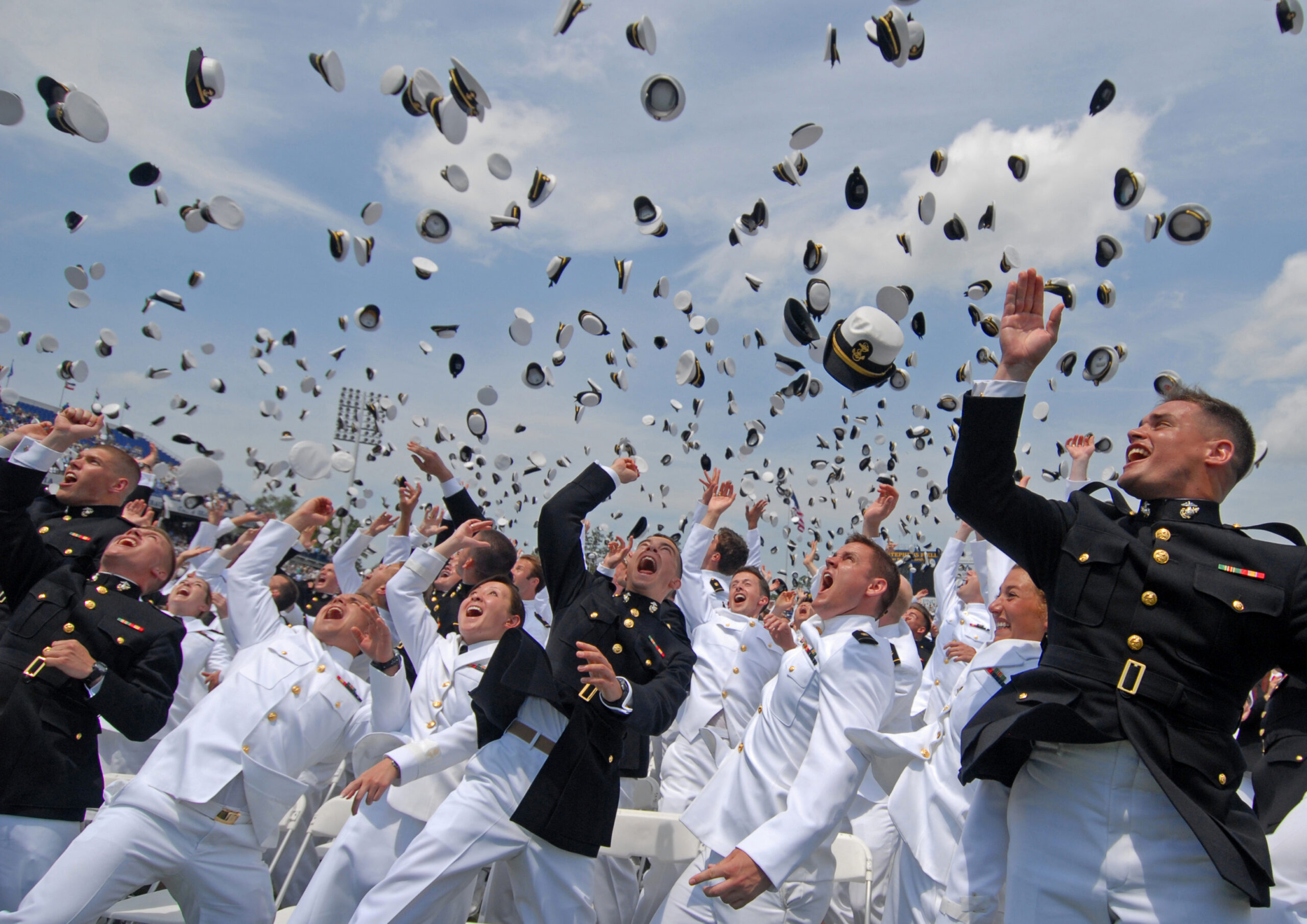Mariniers vieren hun afstuderen aan de Amerikaanse marineacademie in Annapolis, Maryland gelukkig gelukkiger