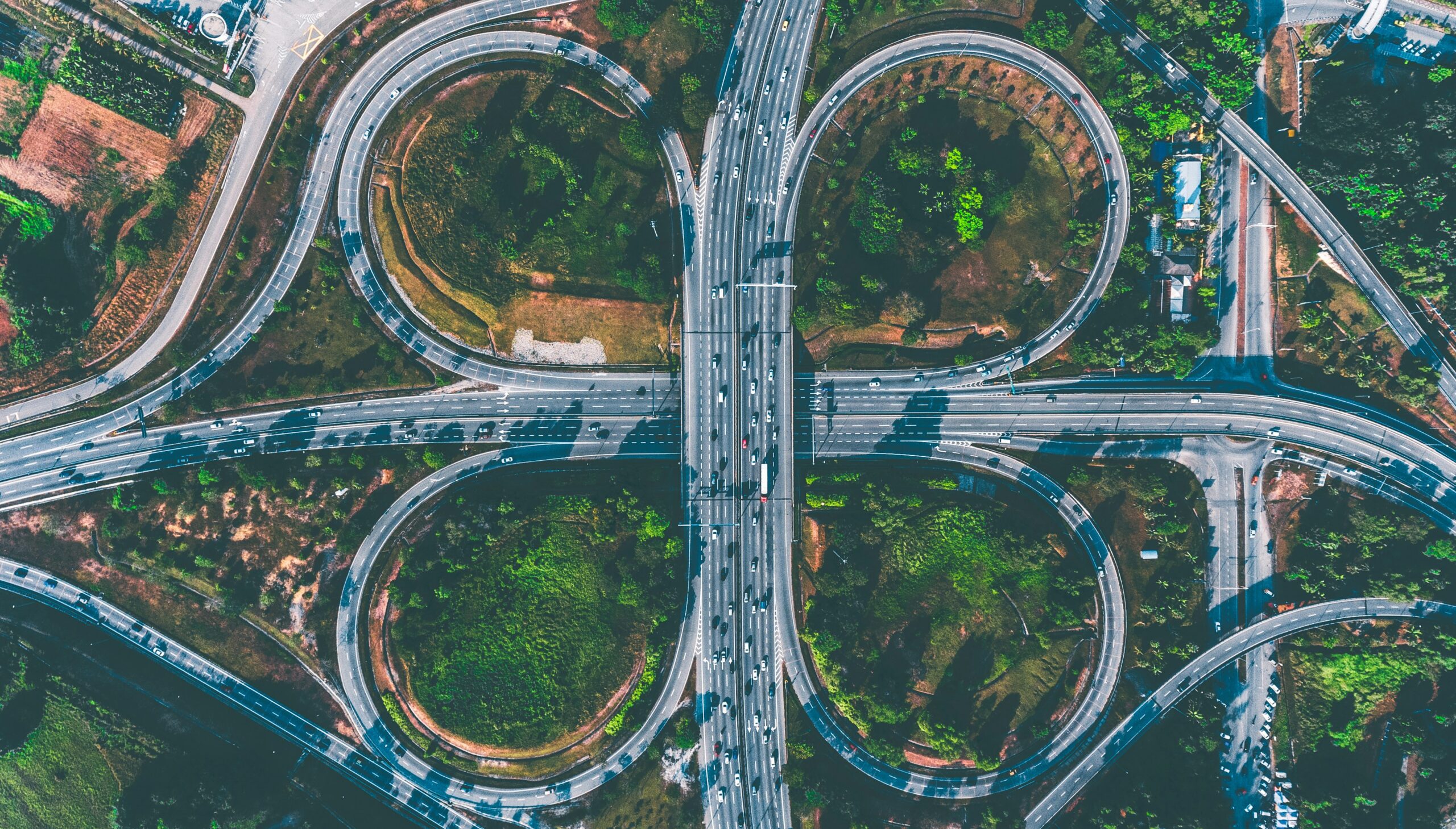 foto van bovenaf van een verkeerskruispunt snelweg systeem constellatie