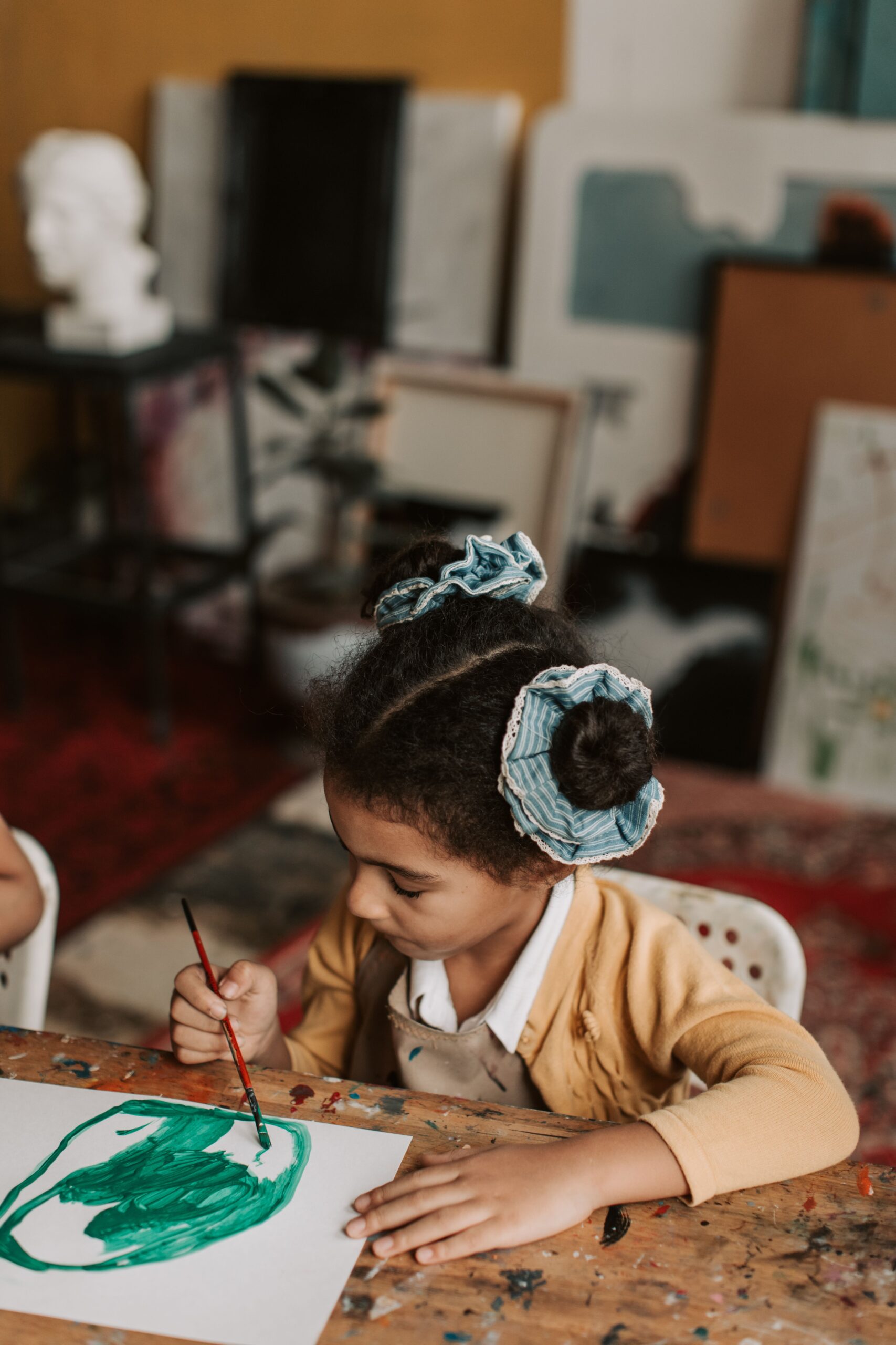 kind is aan het verven kunst