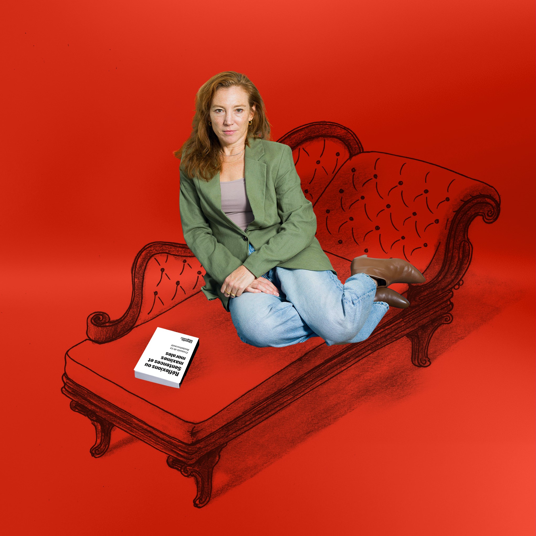 psychotherapeut Marte Kaan op de sofa met een boek van François de La Rochefoucauld